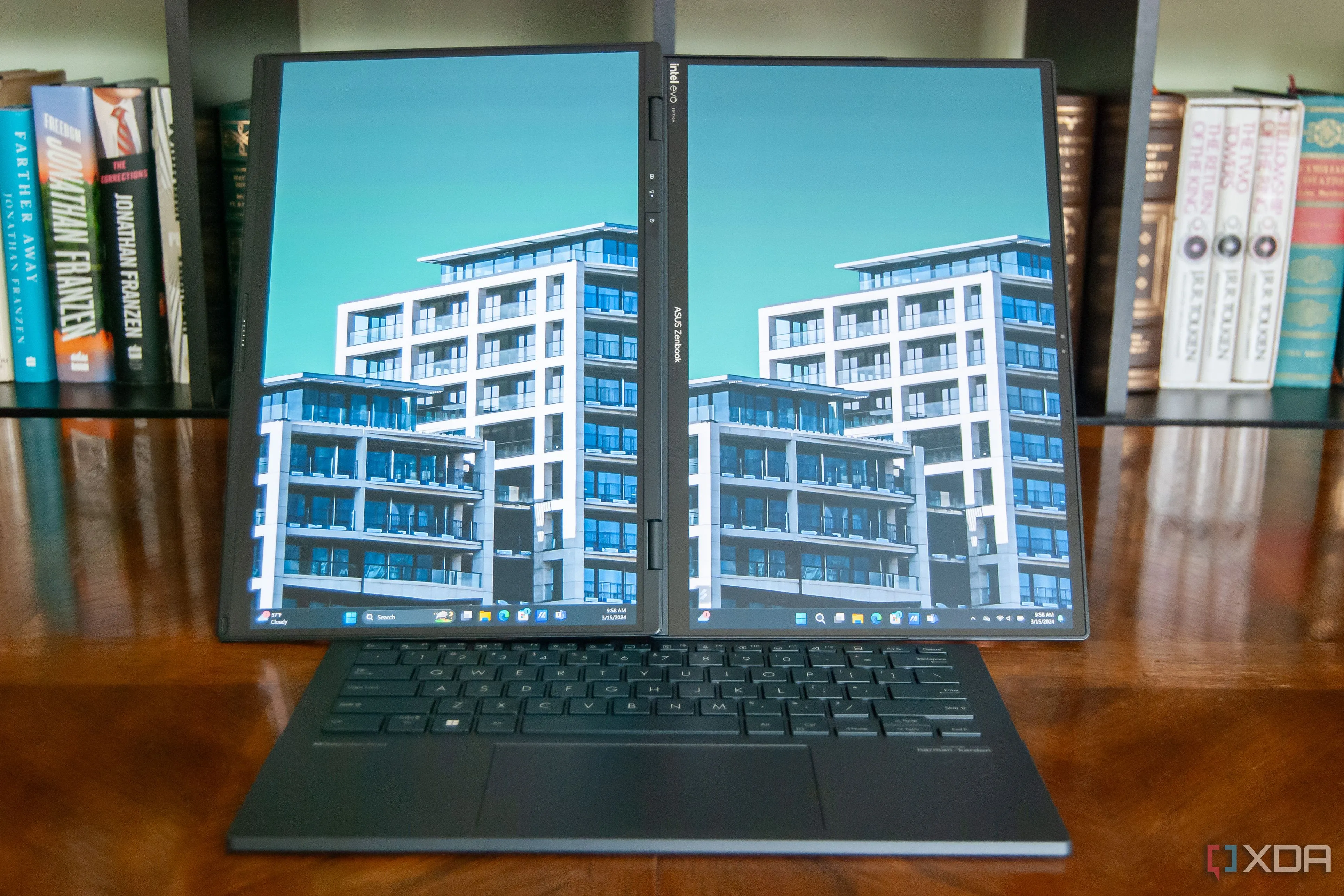 Laptop Asus Zenbook Duo (2024) với hai màn hình hiển thị song song, tối ưu cho đa nhiệm và chuyên gia.