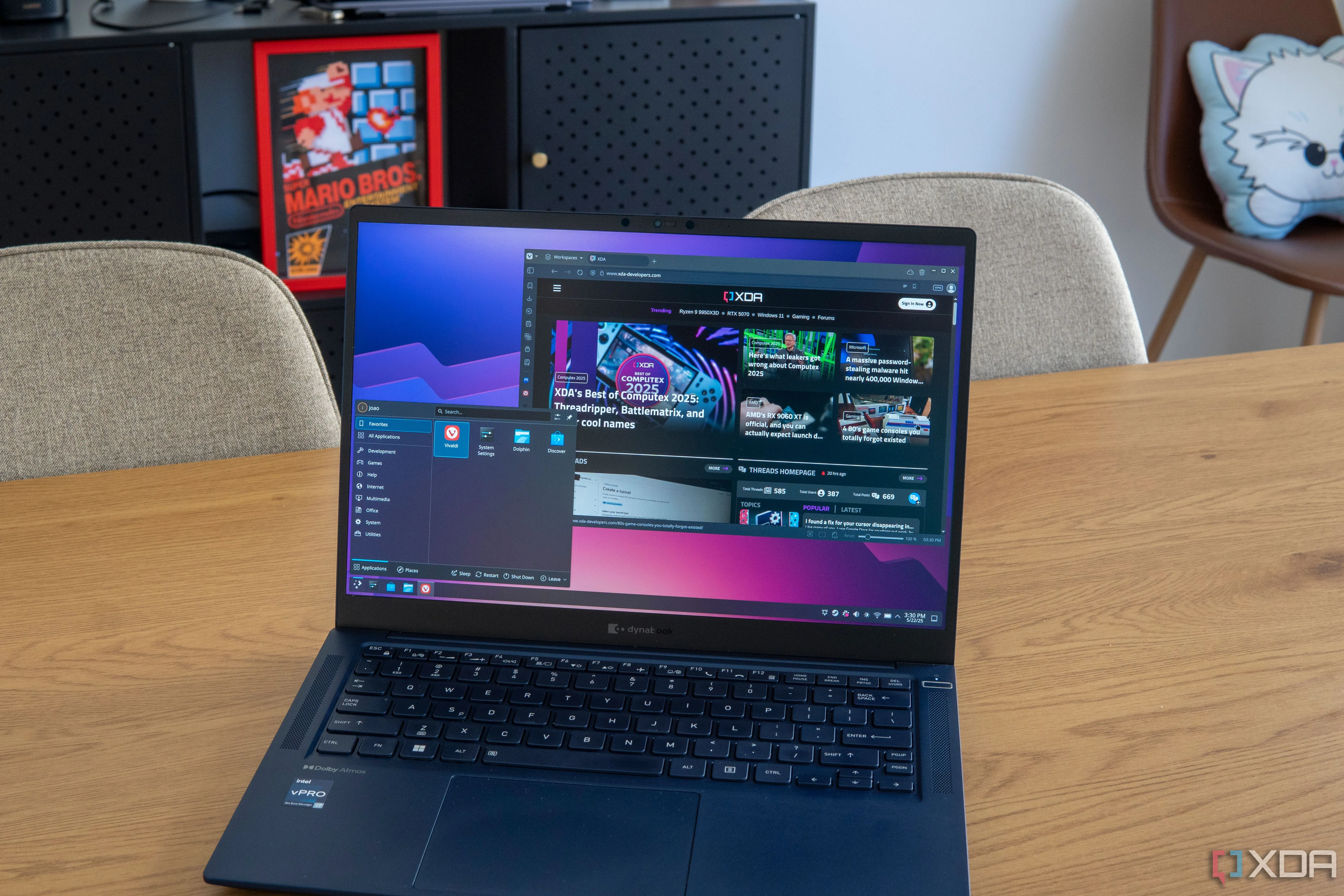 Laptop chạy Arch Linux hiển thị trang web XDA trong trình duyệt Vivaldi, minh họa một ví dụ về hệ điều hành miễn phí có thể còn thiếu sự hỗ trợ ứng dụng