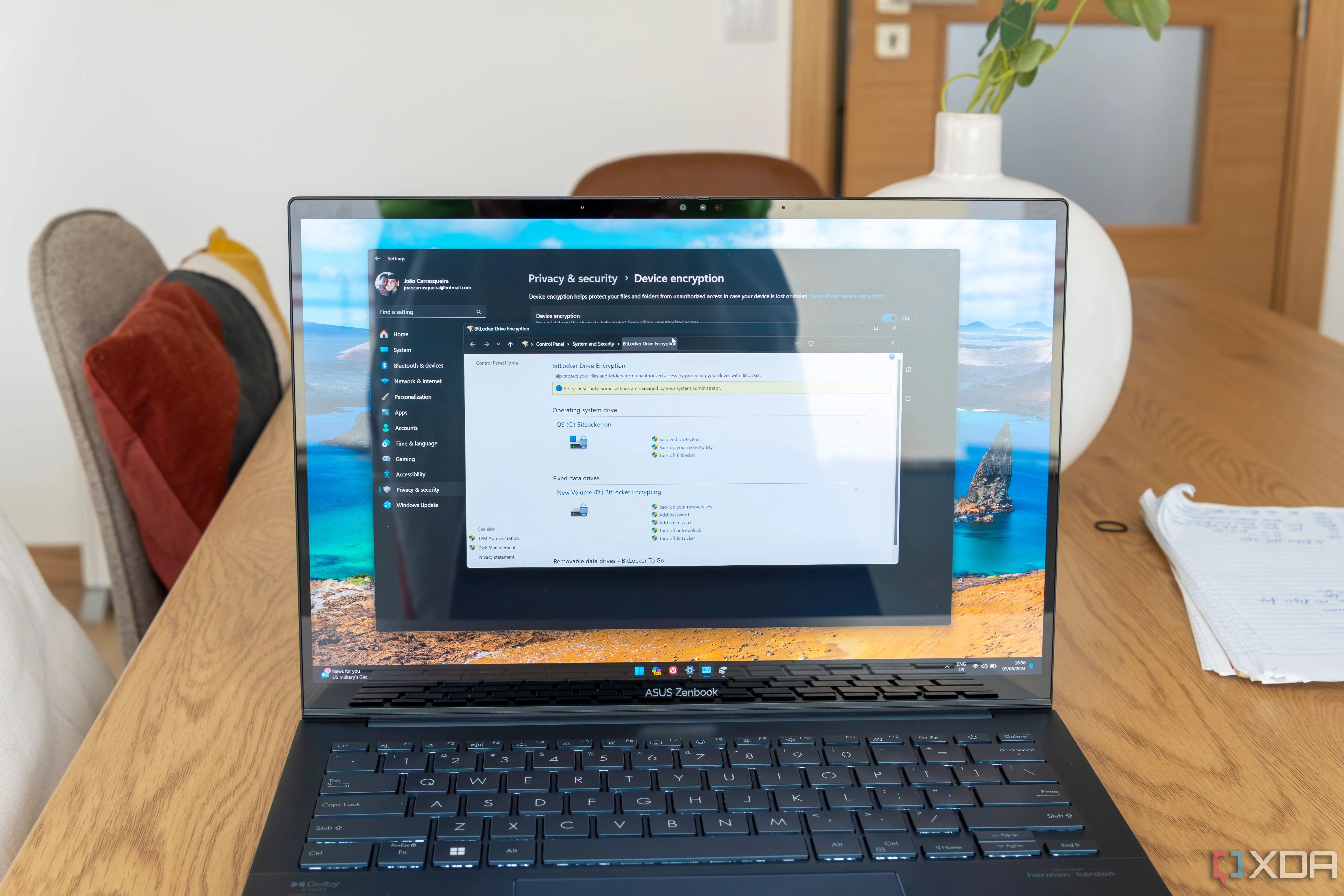 Laptop chạy Windows 11 hiển thị cài đặt BitLocker để mã hóa và giải mã ổ đĩa