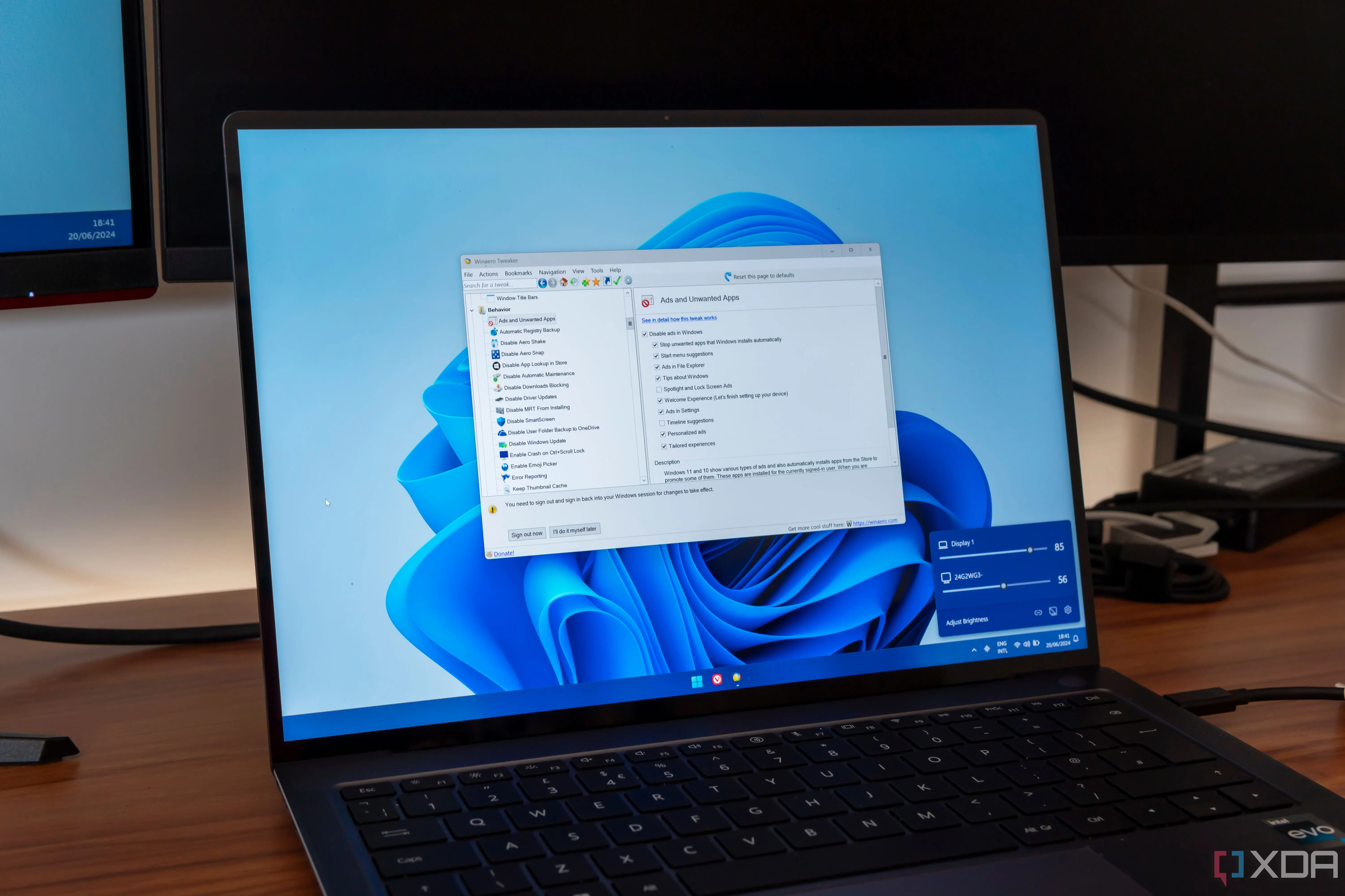 Laptop chạy Windows 11 với Winaero Tweaker và Auto Dark Mode đang mở