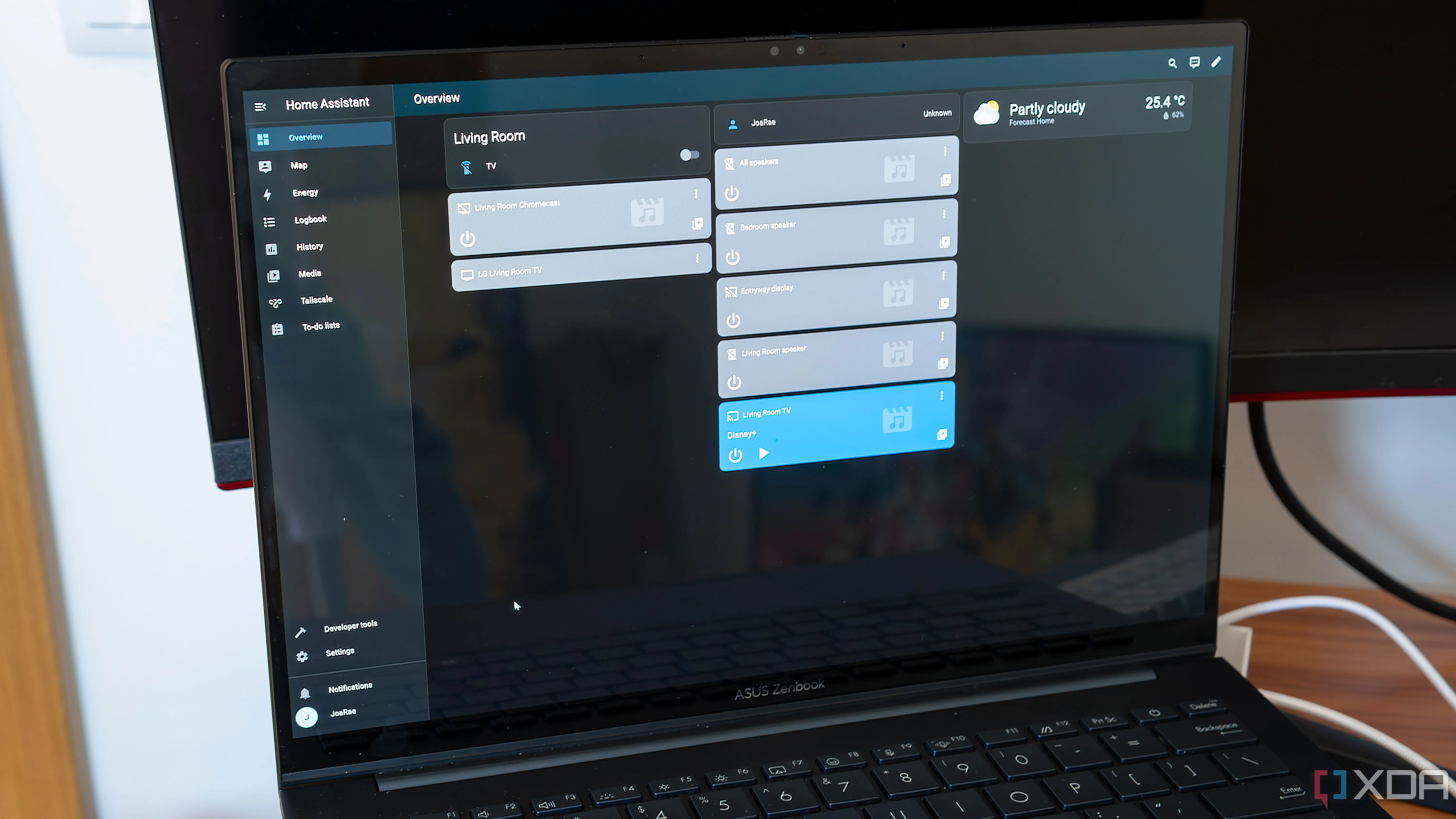 Laptop hiển thị giao diện web của Home Assistant, trung tâm điều khiển nhà thông minh