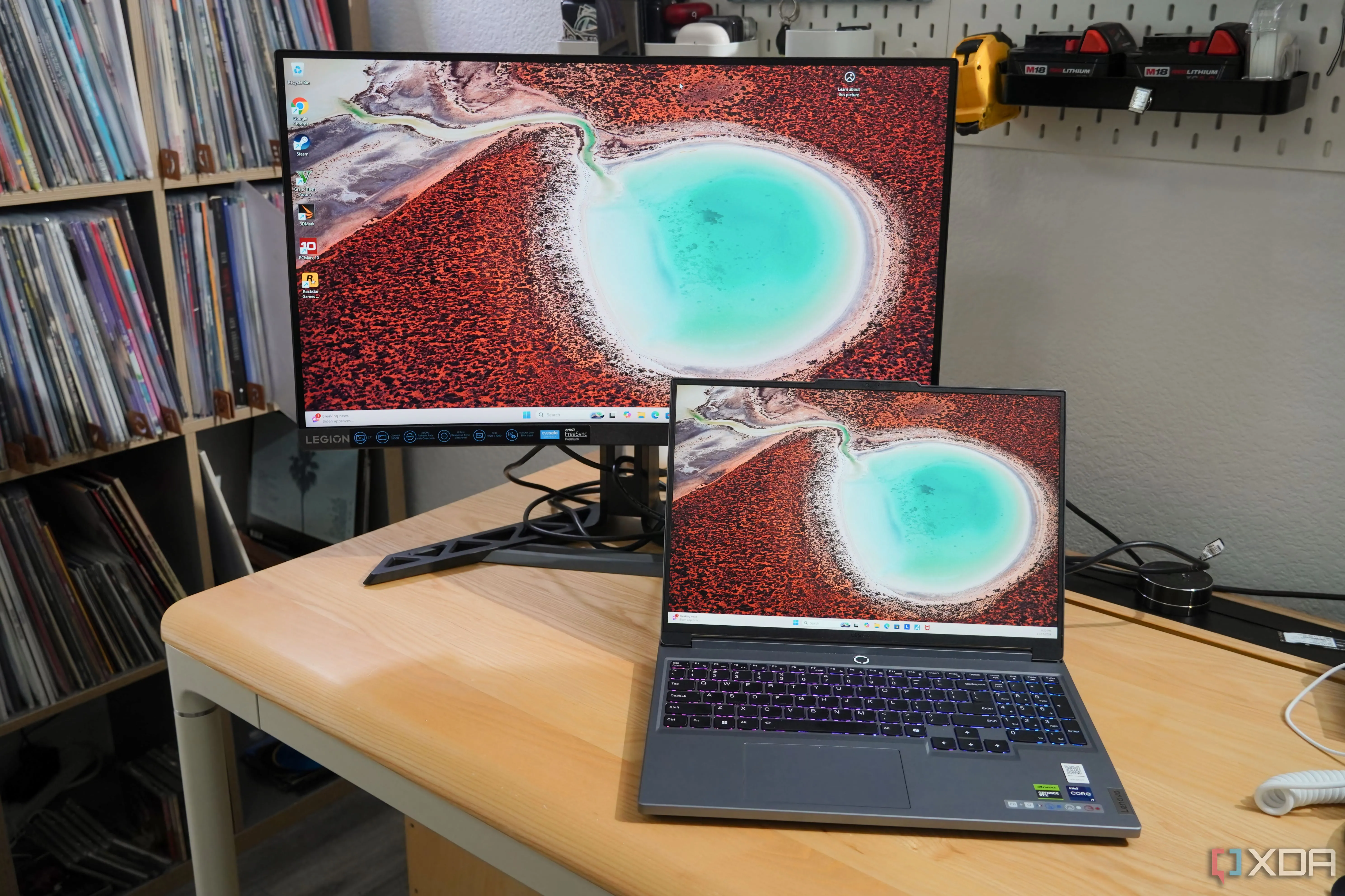 Laptop Lenovo kết nối với màn hình cong Legion, tối ưu trải nghiệm chơi game mượt mà với tần số quét cao.