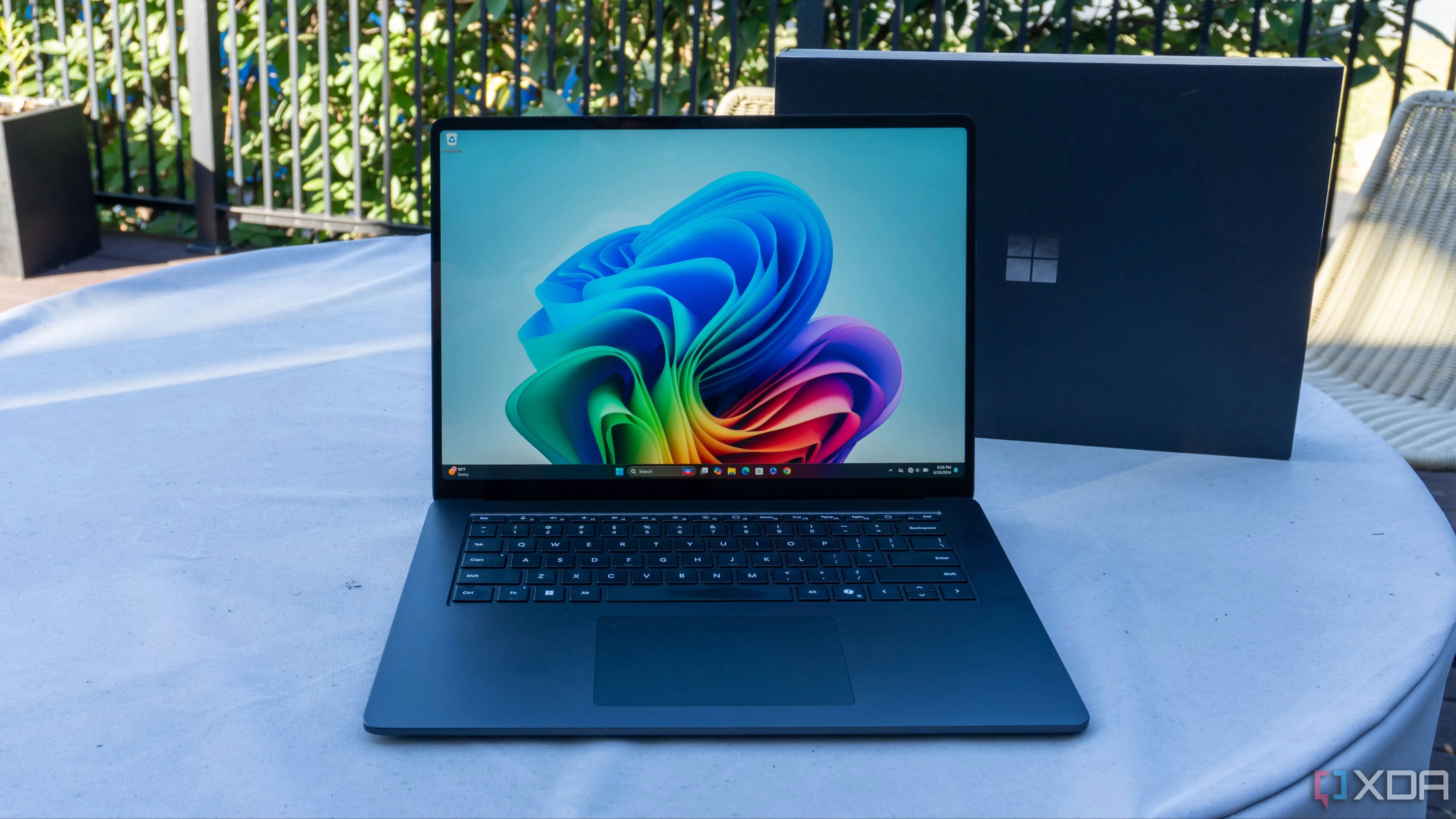 Laptop Microsoft Surface trên bàn, tượng trưng cho việc sử dụng các công cụ chẩn đoán hệ thống Windows