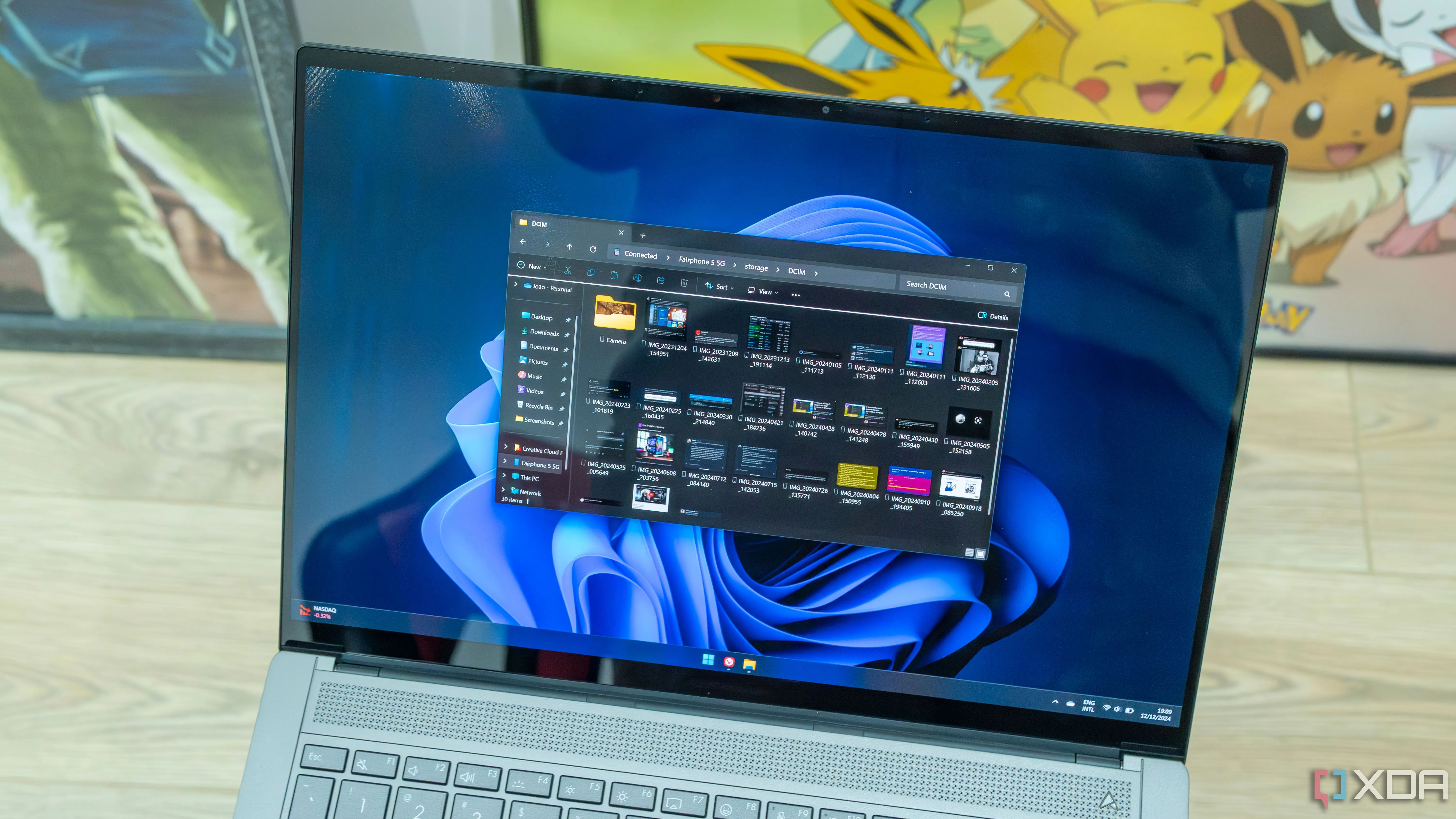 Laptop Windows 11 chạy File Explorer với ảnh điện thoại Android