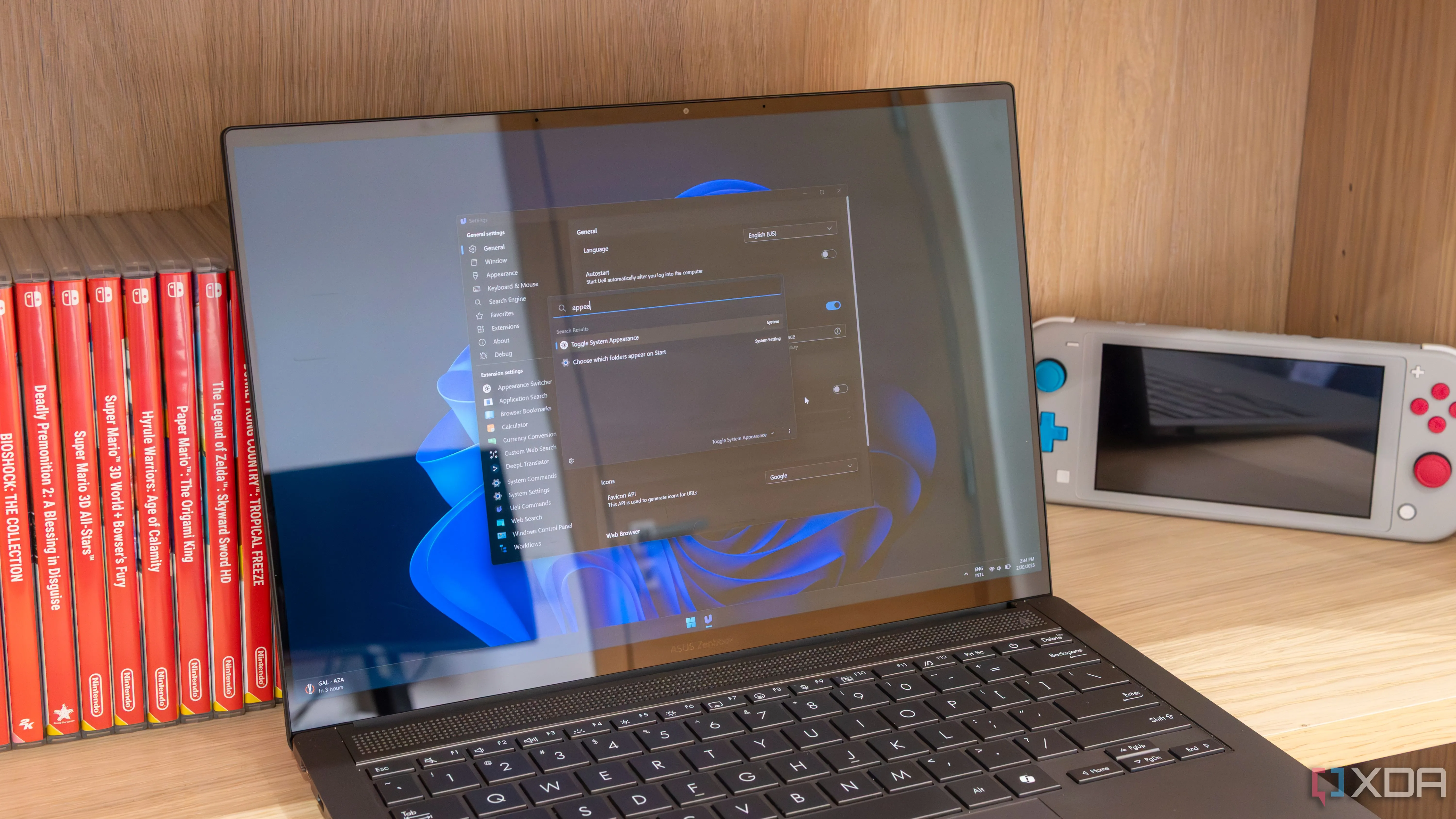 Laptop Windows 11 hiển thị cửa sổ cài đặt Ueli và thanh tìm kiếm, một launcher đa nền tảng