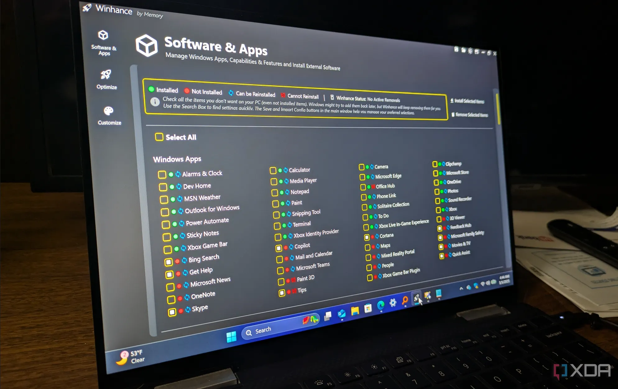 Laptop Windows 11 hiển thị ứng dụng Winhance, một công cụ tối ưu hệ thống miễn phí và mã nguồn mở