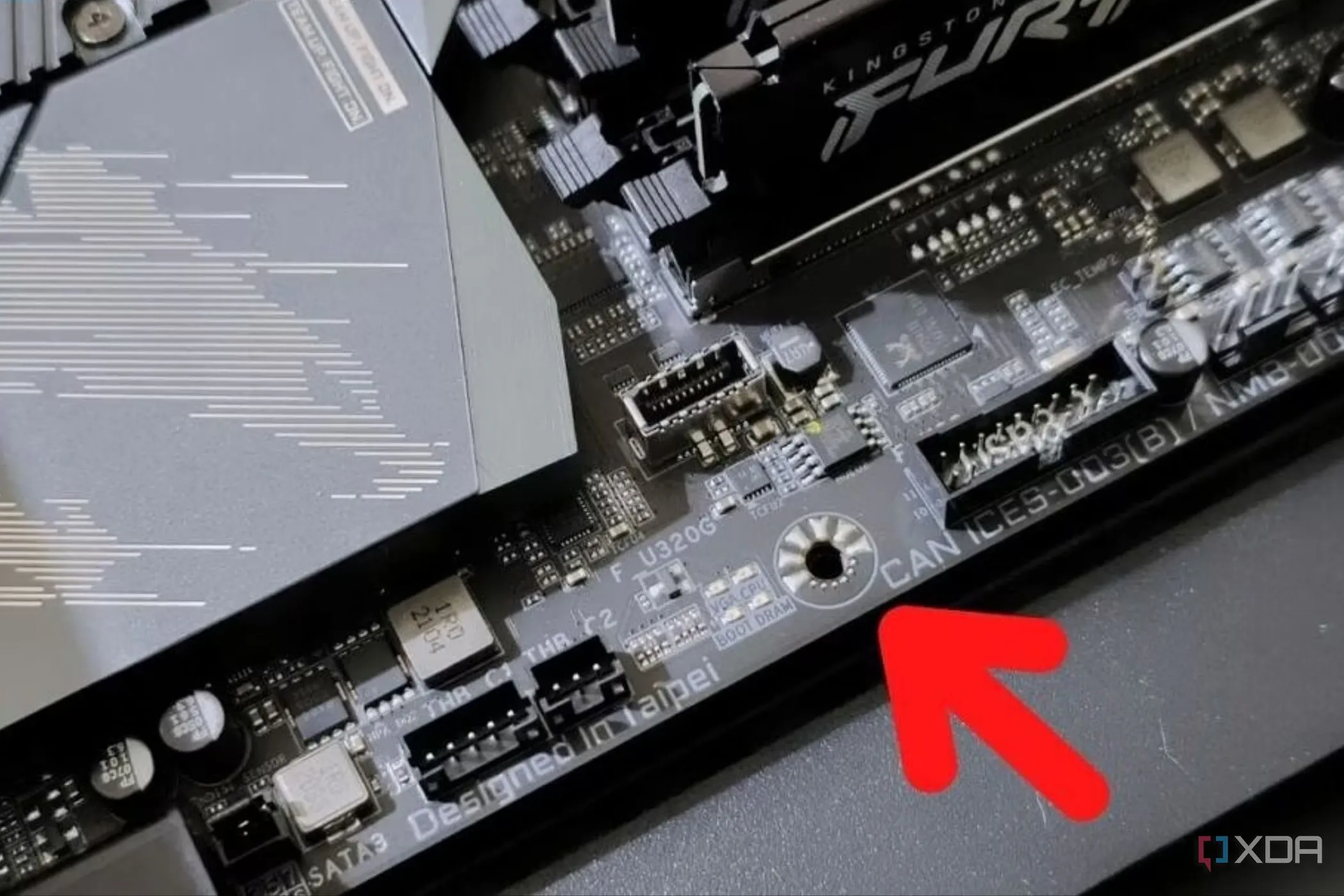 Lỗ lắp ốc đệm (standoff) được đánh dấu trên mainboard máy tính