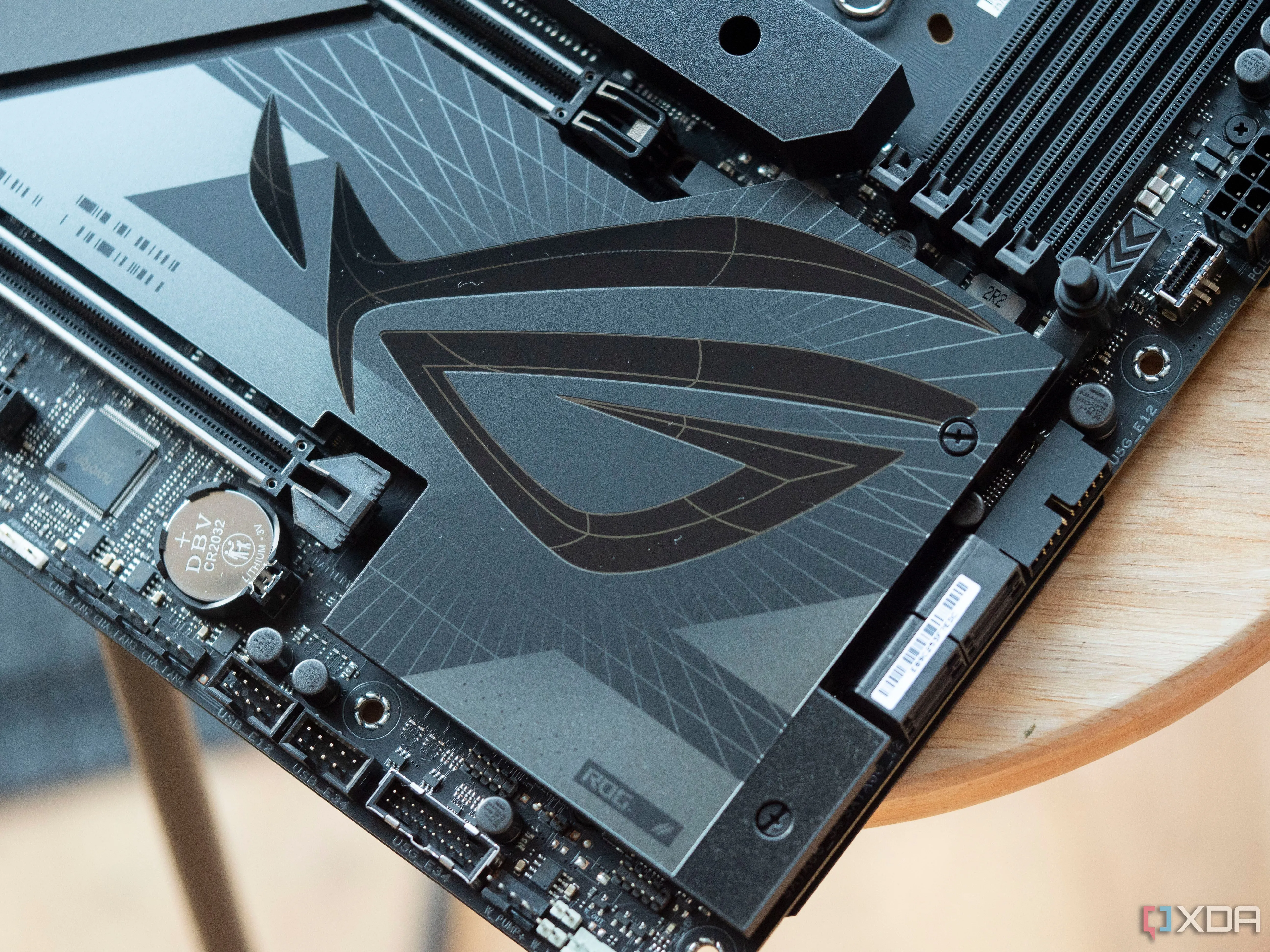 Logo Asus ROG trên bo mạch chủ Maximus Z790 Dark Hero, thể hiện sự phong phú về cổng kết nối và tính năng của mainboard kích thước lớn.