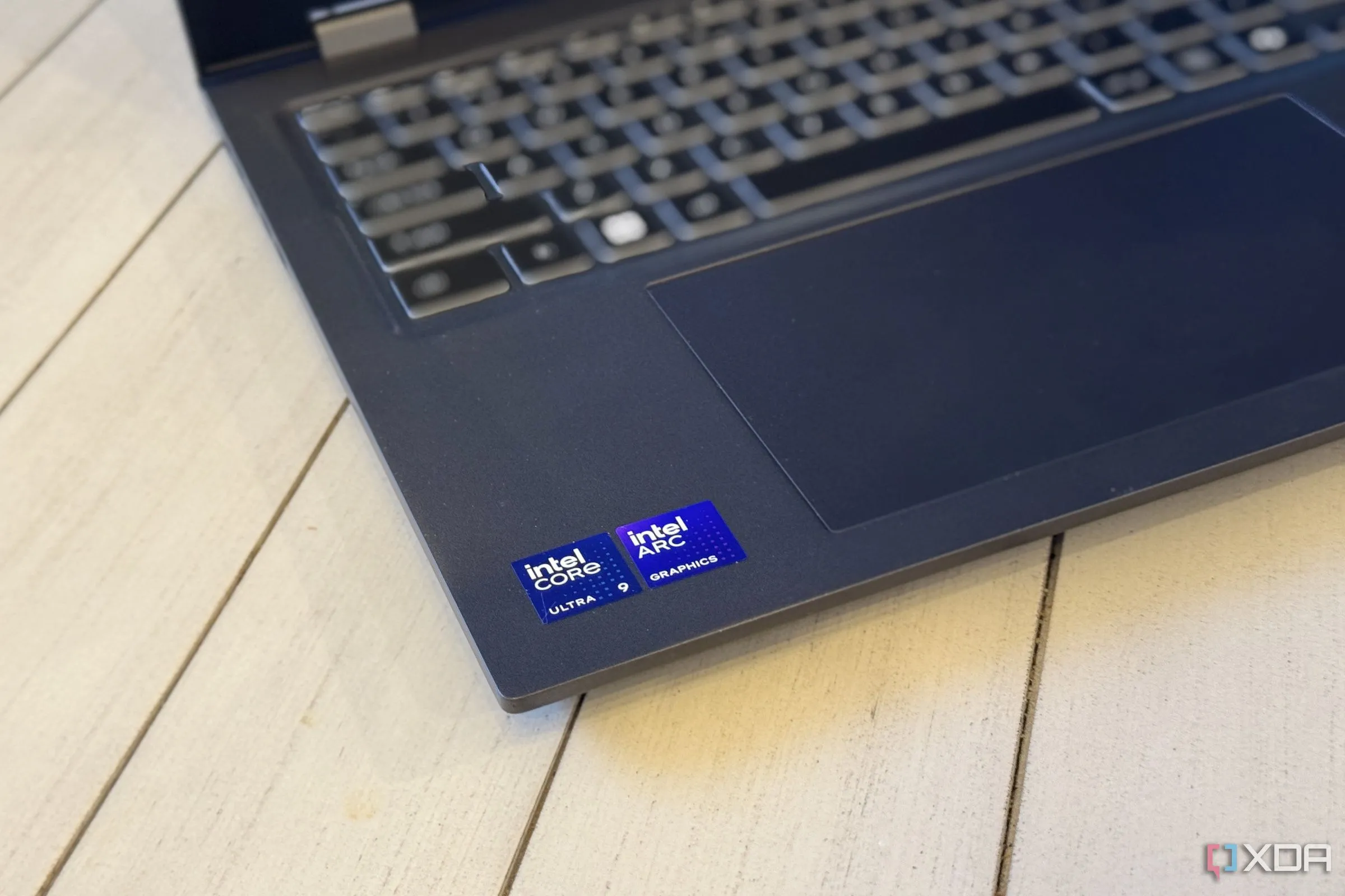 Logo Intel trên máy tính MSI Prestige 16 AI, minh họa sức mạnh của đồ họa tích hợp