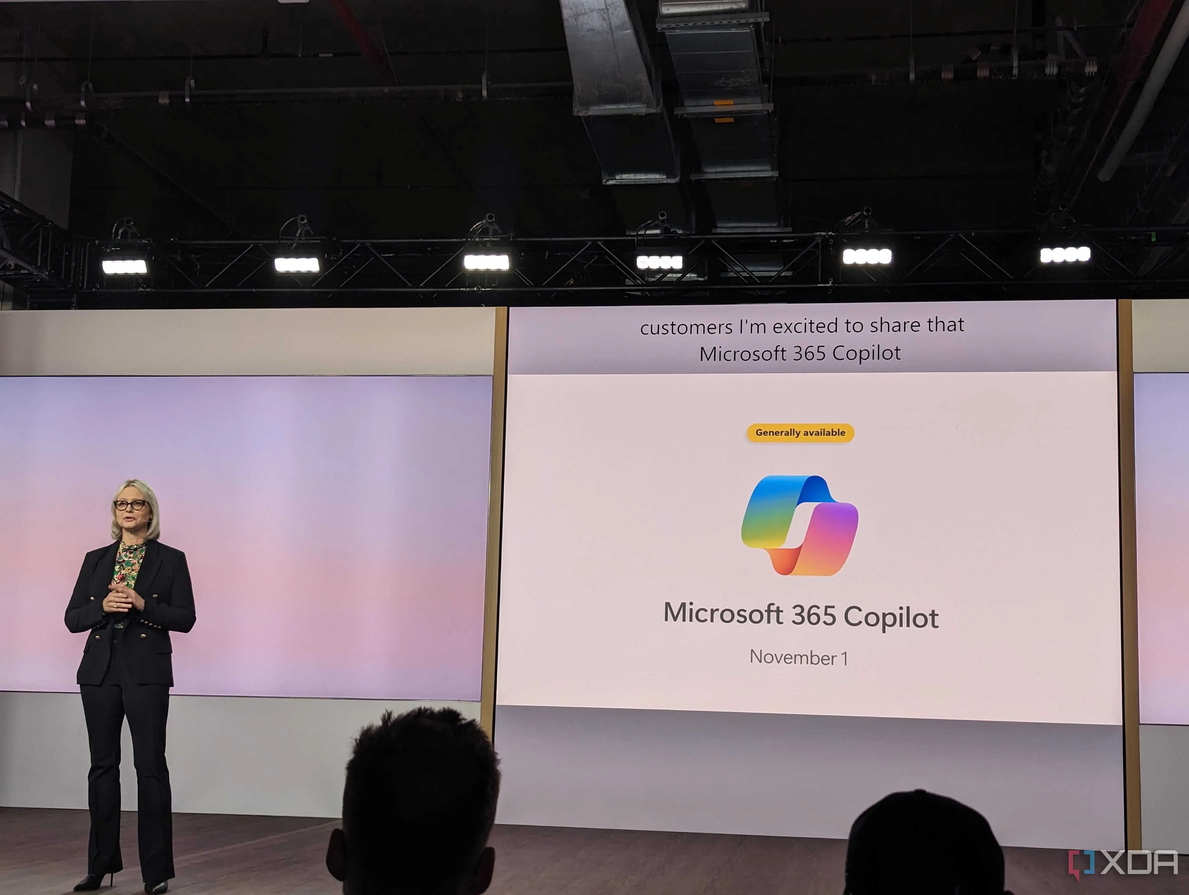 Logo Microsoft 365 Copilot được trình chiếu trên màn hình lớn tại sự kiện.