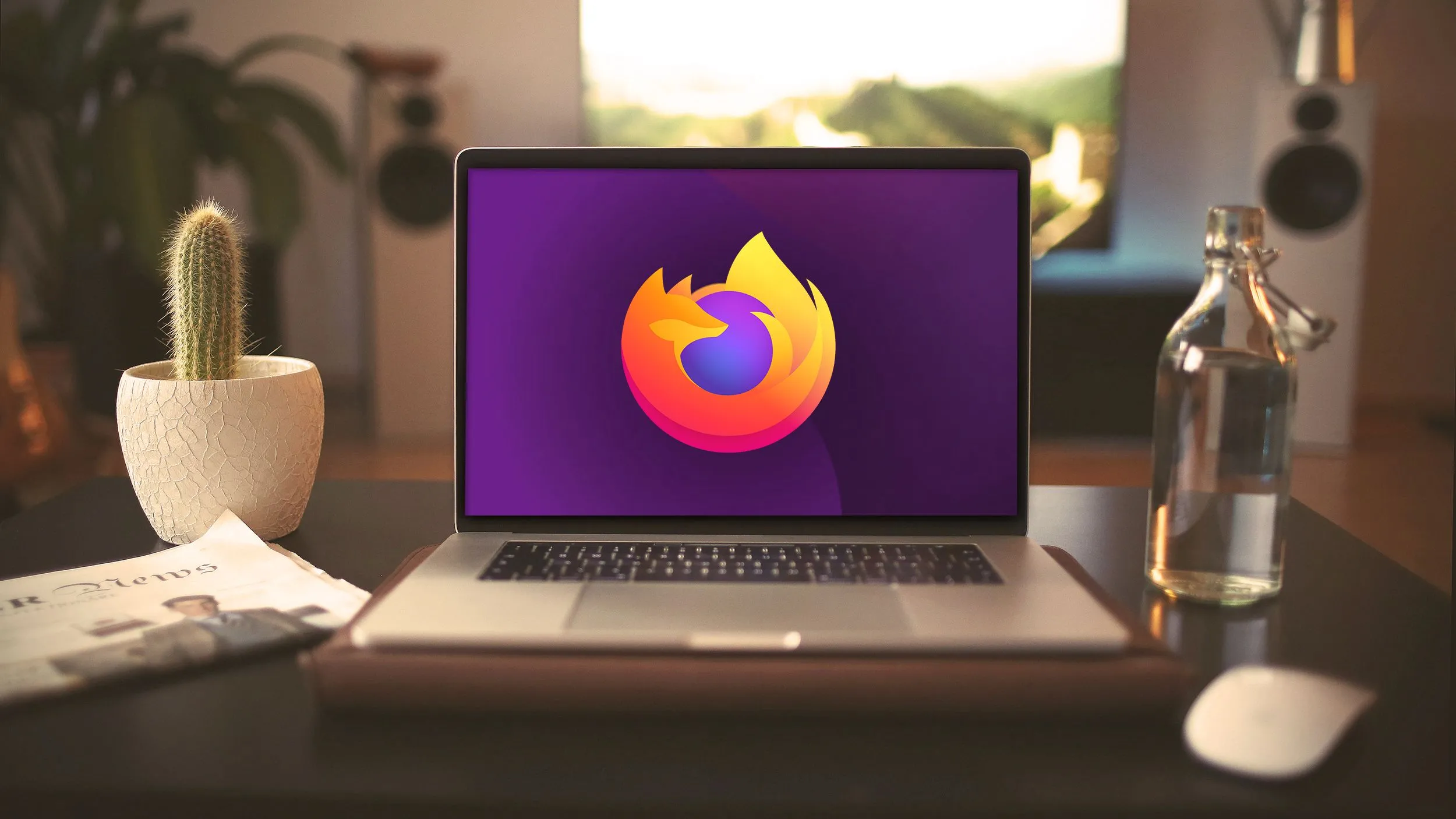 Logo Mozilla Firefox hiển thị trên màn hình MacBook Pro, biểu tượng của trình duyệt mã nguồn mở
