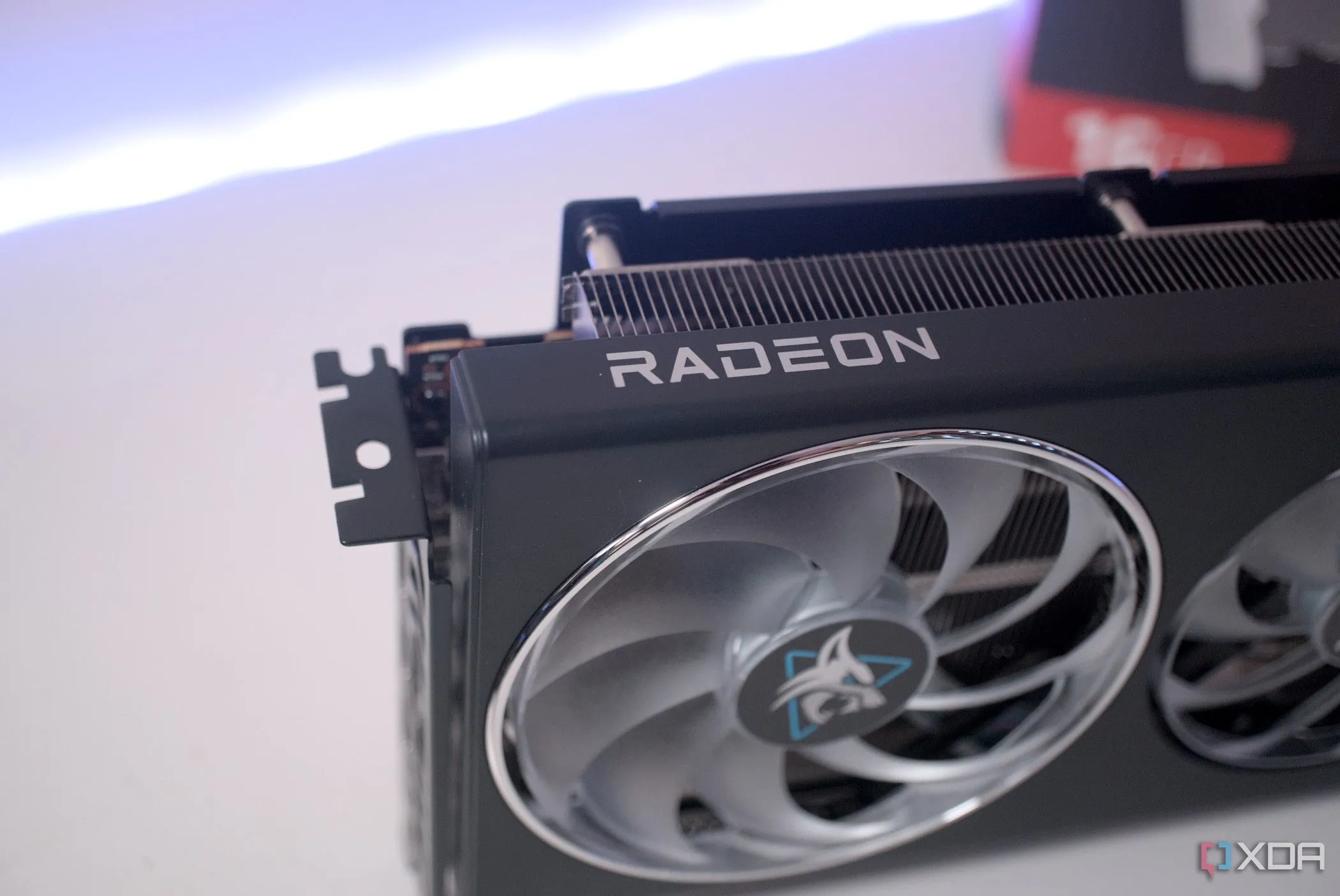 Logo Radeon trên card đồ họa PowerColor Hellhound Radeon RX 7900 GRE, thể hiện thương hiệu của AMD