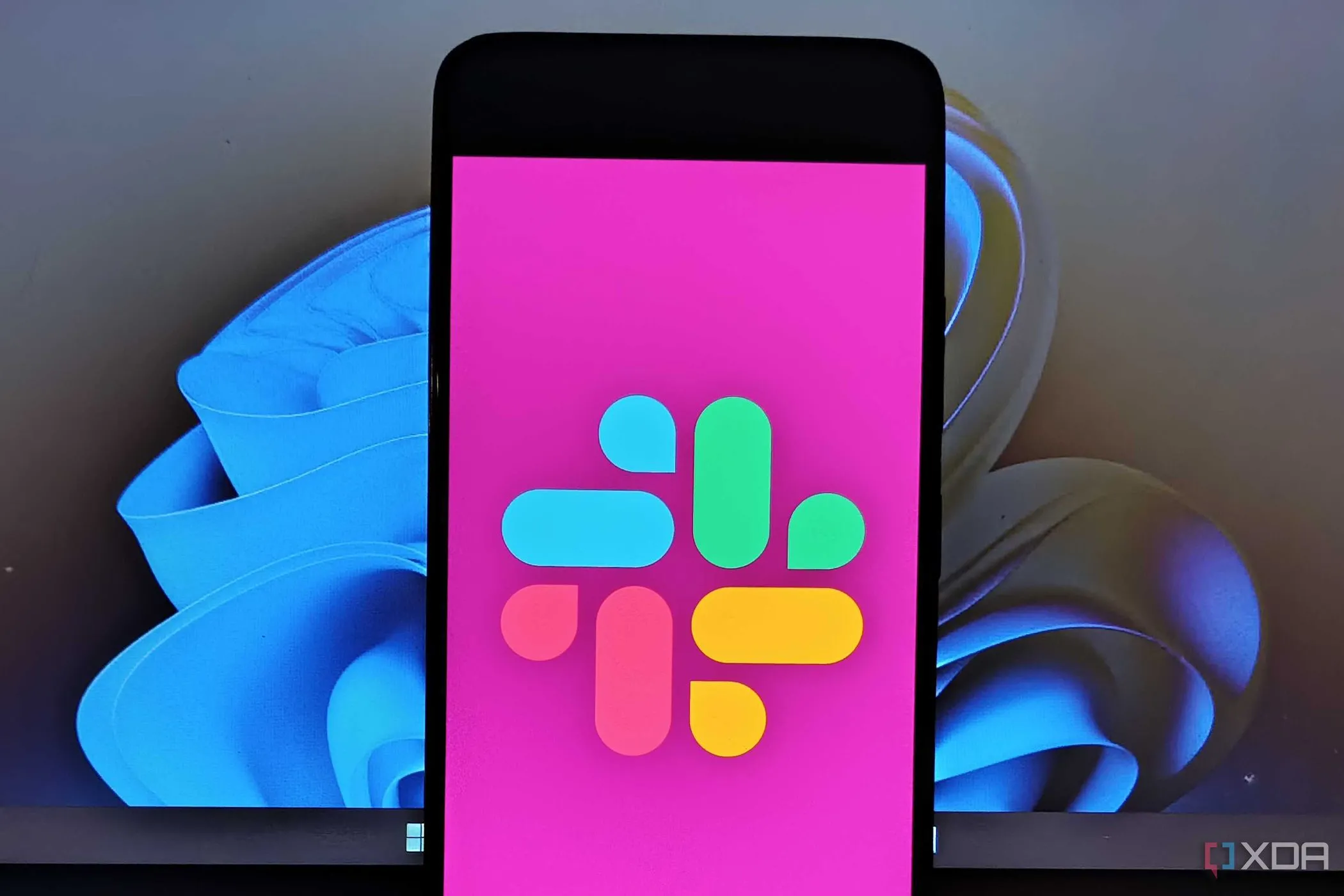 Logo Slack trên màn hình điện thoại, minh họa sự phổ biến của ứng dụng chat nhóm