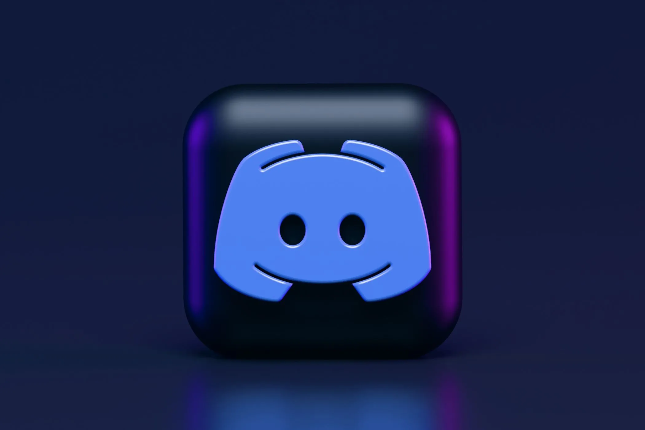 Logo ứng dụng Discord màu tím, biểu tượng cho một nền tảng giao tiếp phổ biến nhưng ngày càng đa nhiệm