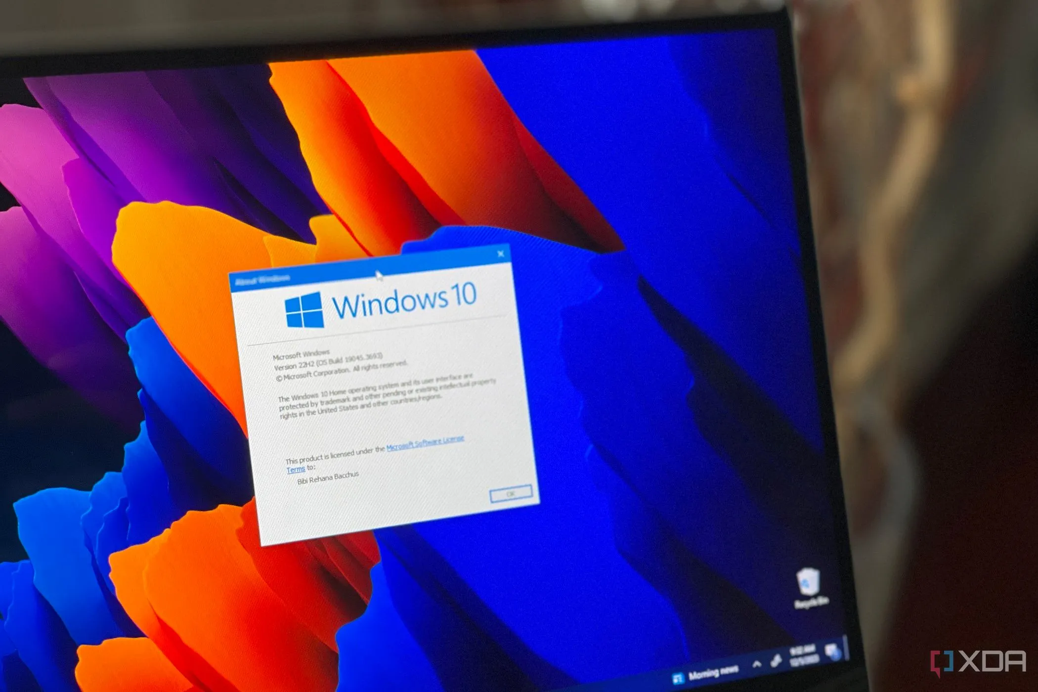 Logo Windows 10 trên laptop Samsung, thể hiện hệ điều hành hiện đại quản lý dữ liệu hiệu quả
