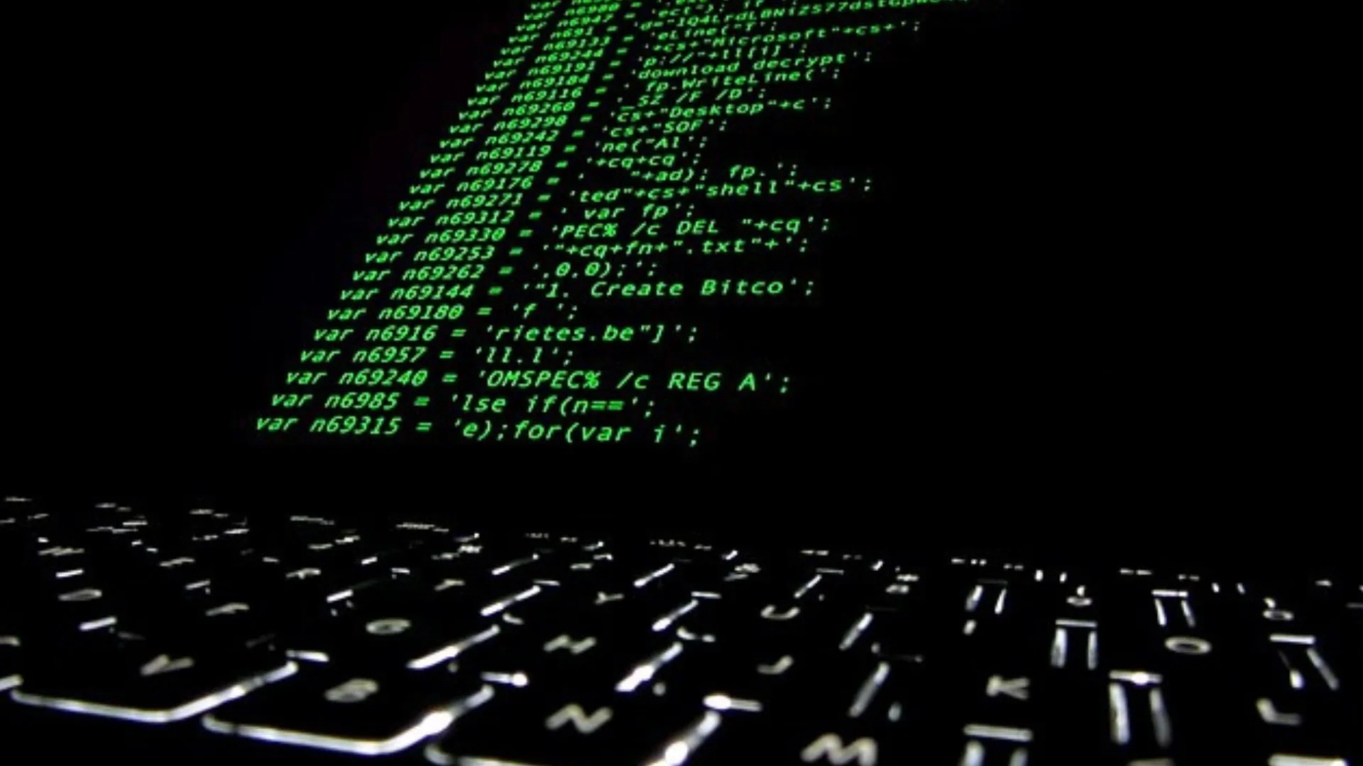 Mã nguồn của một chương trình ransomware hiển thị trên màn hình, cảnh báo về mối đe dọa mã độc tống tiền