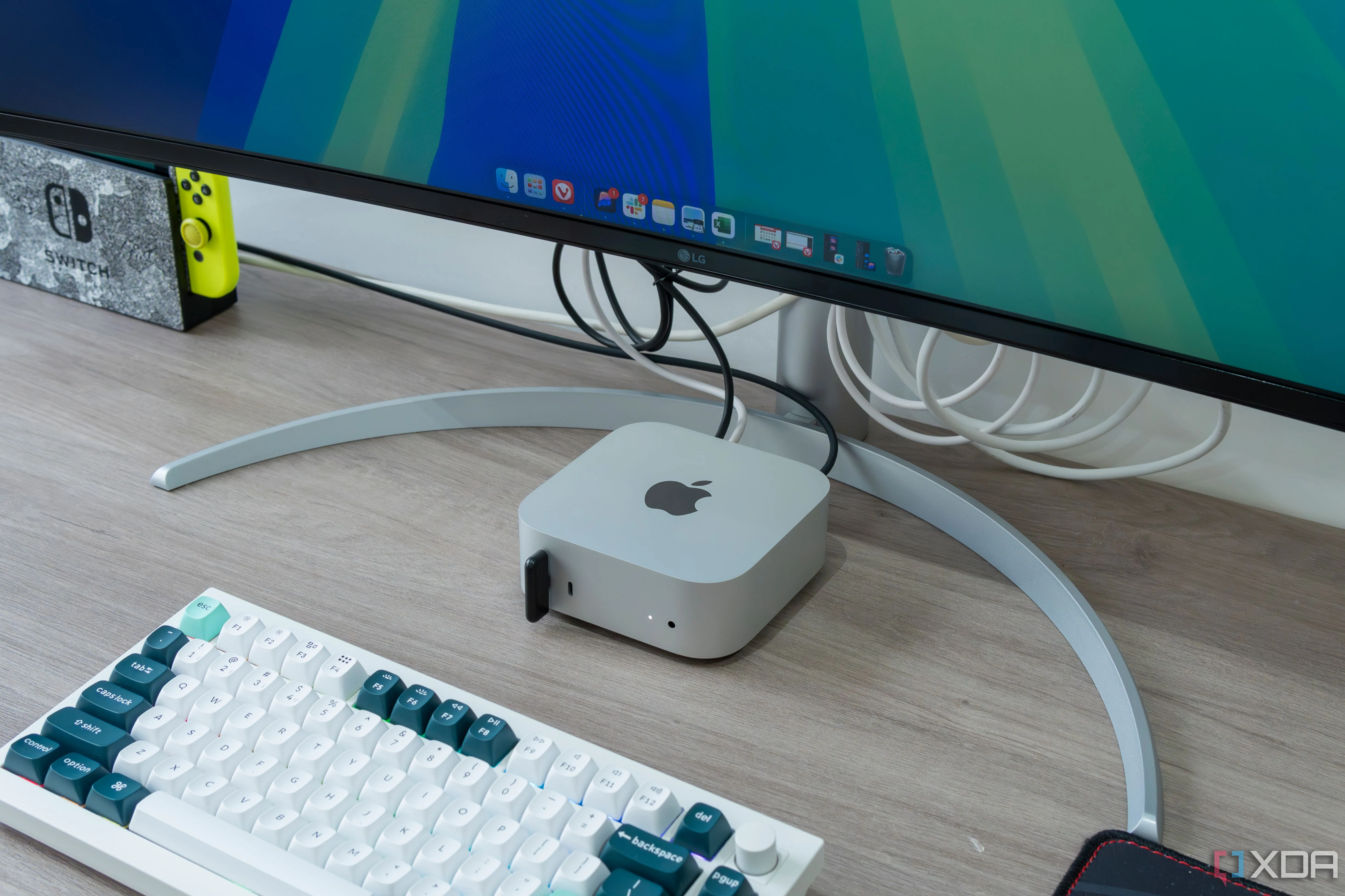 Mac mini M4 với màn hình và bàn phím