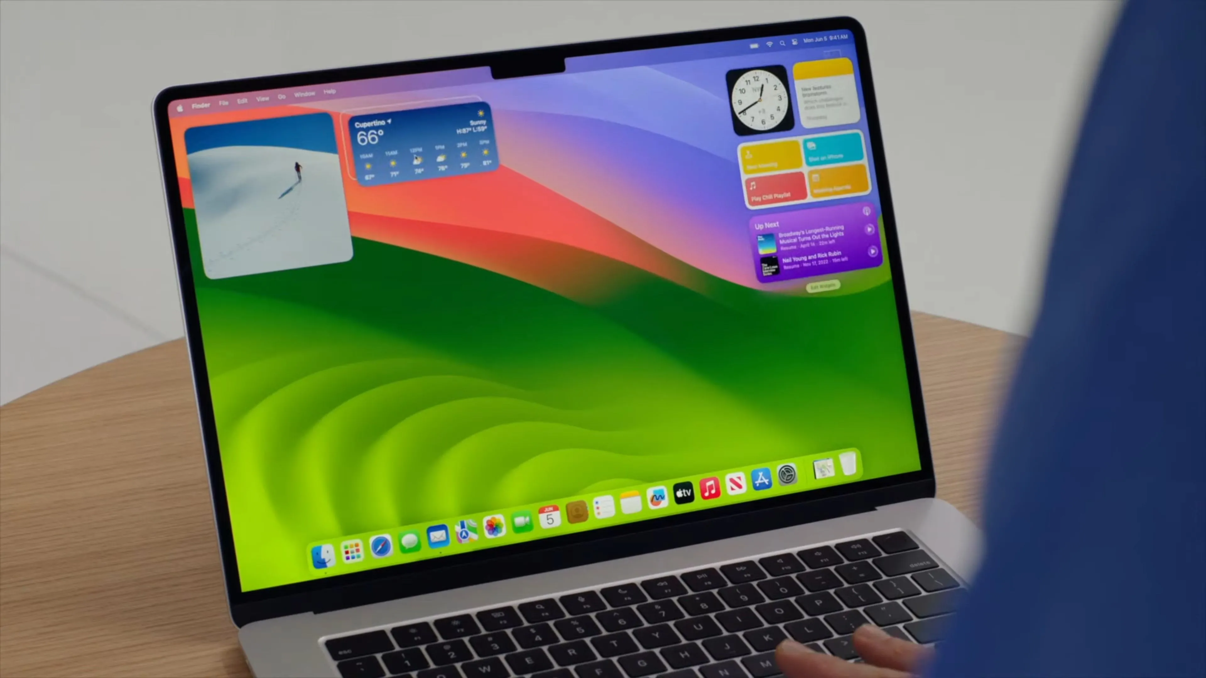 MacBook chạy macOS Sonoma với widget trên desktop