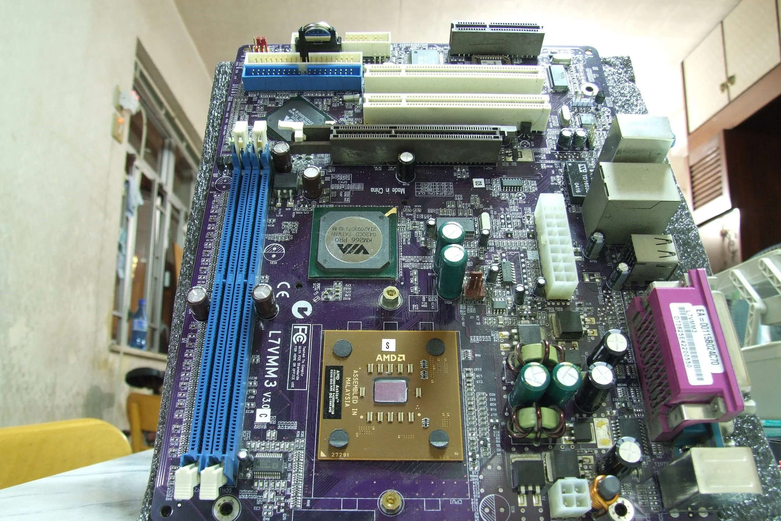 Mainboard chuẩn ATX được đặt dọc trên nền trắng, thể hiện thiết kế của bo mạch chủ