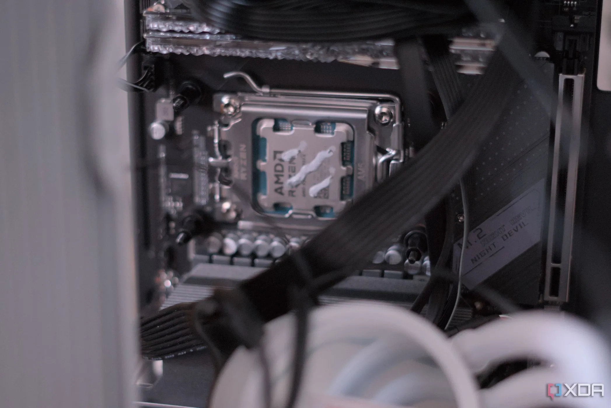 Mainboard JGINYUE B650i Night Devil được lắp trong vỏ case HYTE Revolt 3