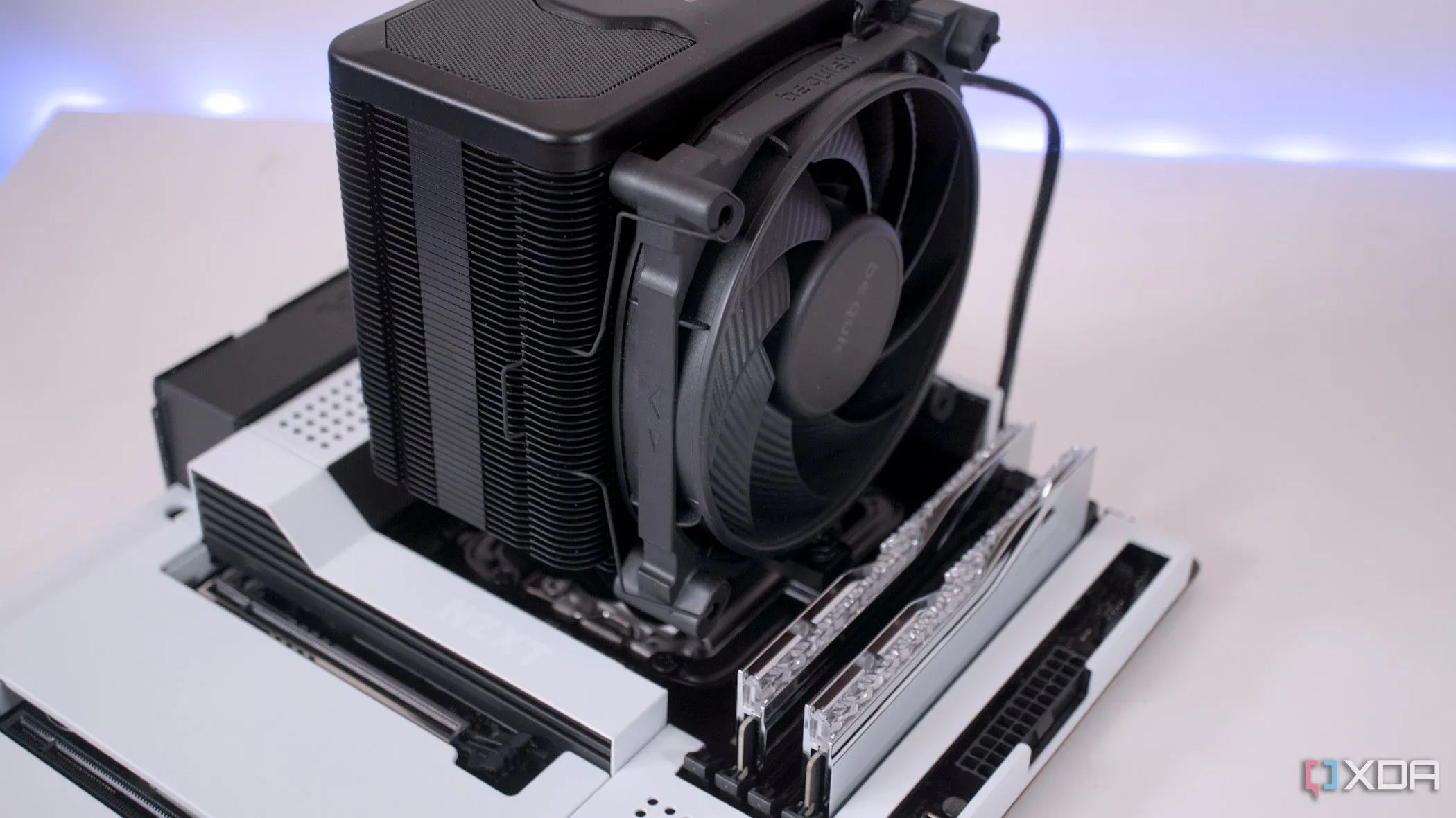 Mainboard NZXT N7 B650E với tản nhiệt CPU đã được cài đặt, minh họa vấn đề tương thích không gian