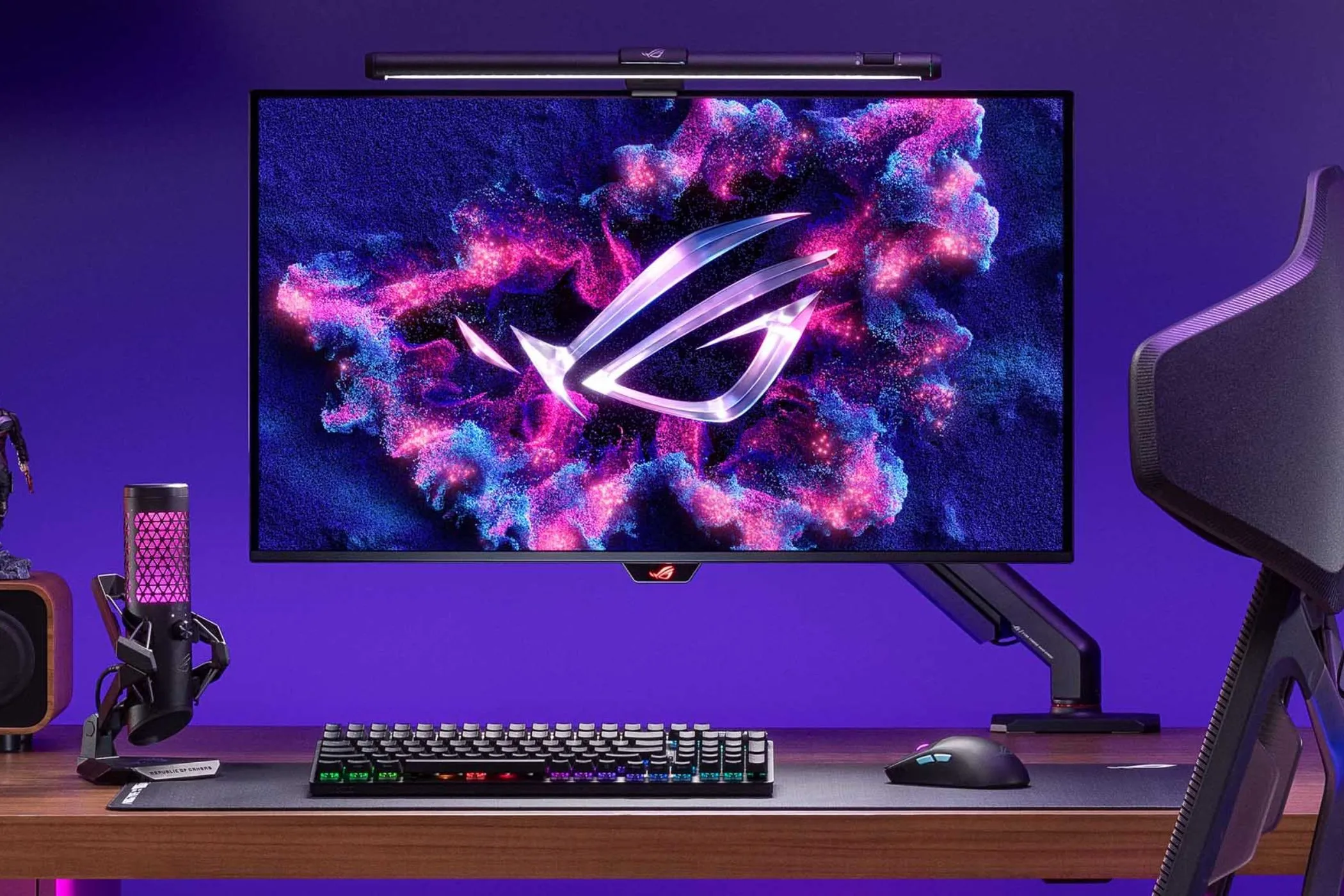 Màn hình ASUS ROG Swift PG32UCDM hiển thị hình ảnh sắc nét trên chân đế tối ưu