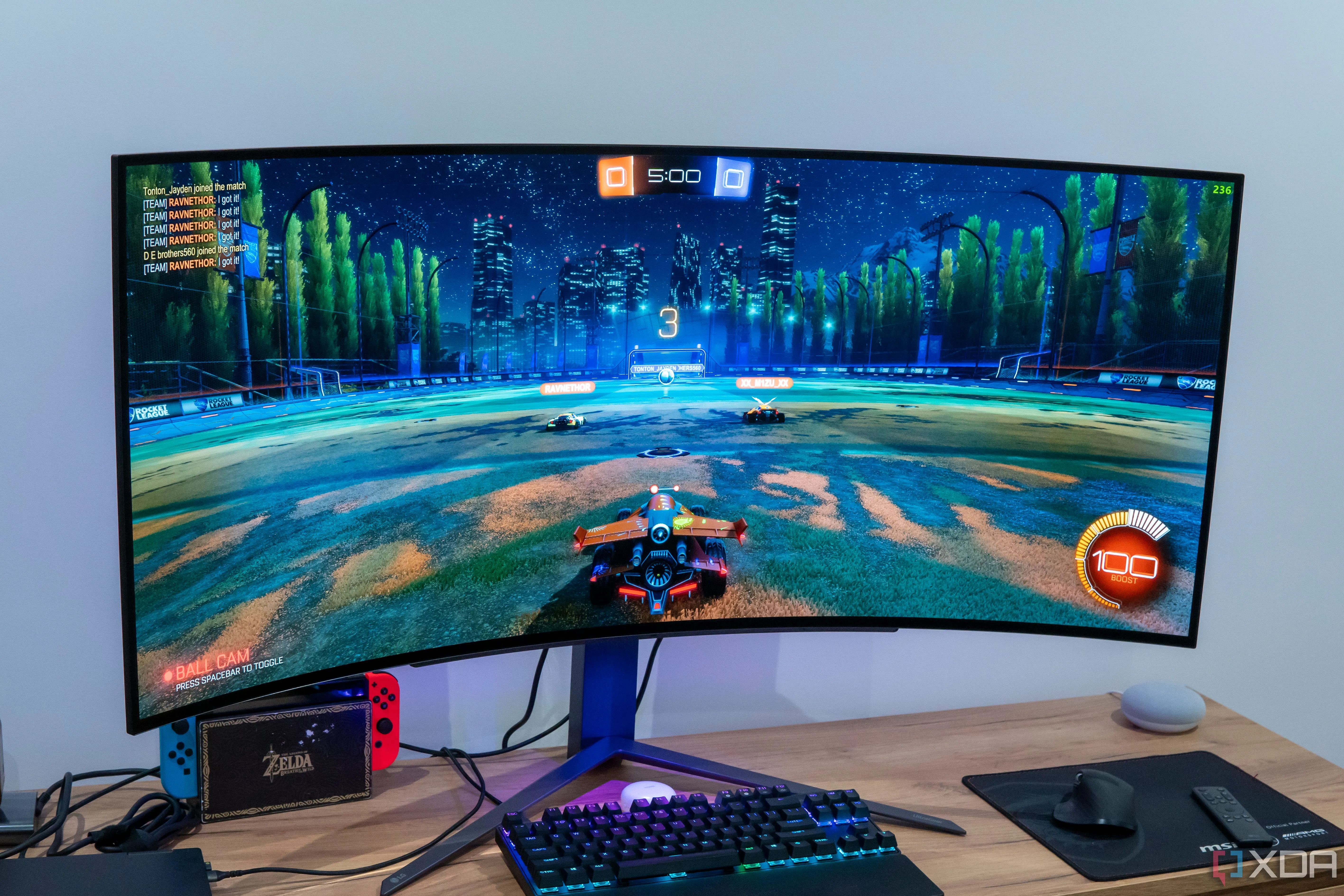 Màn hình chơi game LG UltraGear 45GR95QE hiển thị game Rocket League, tối ưu không gian bàn làm việc