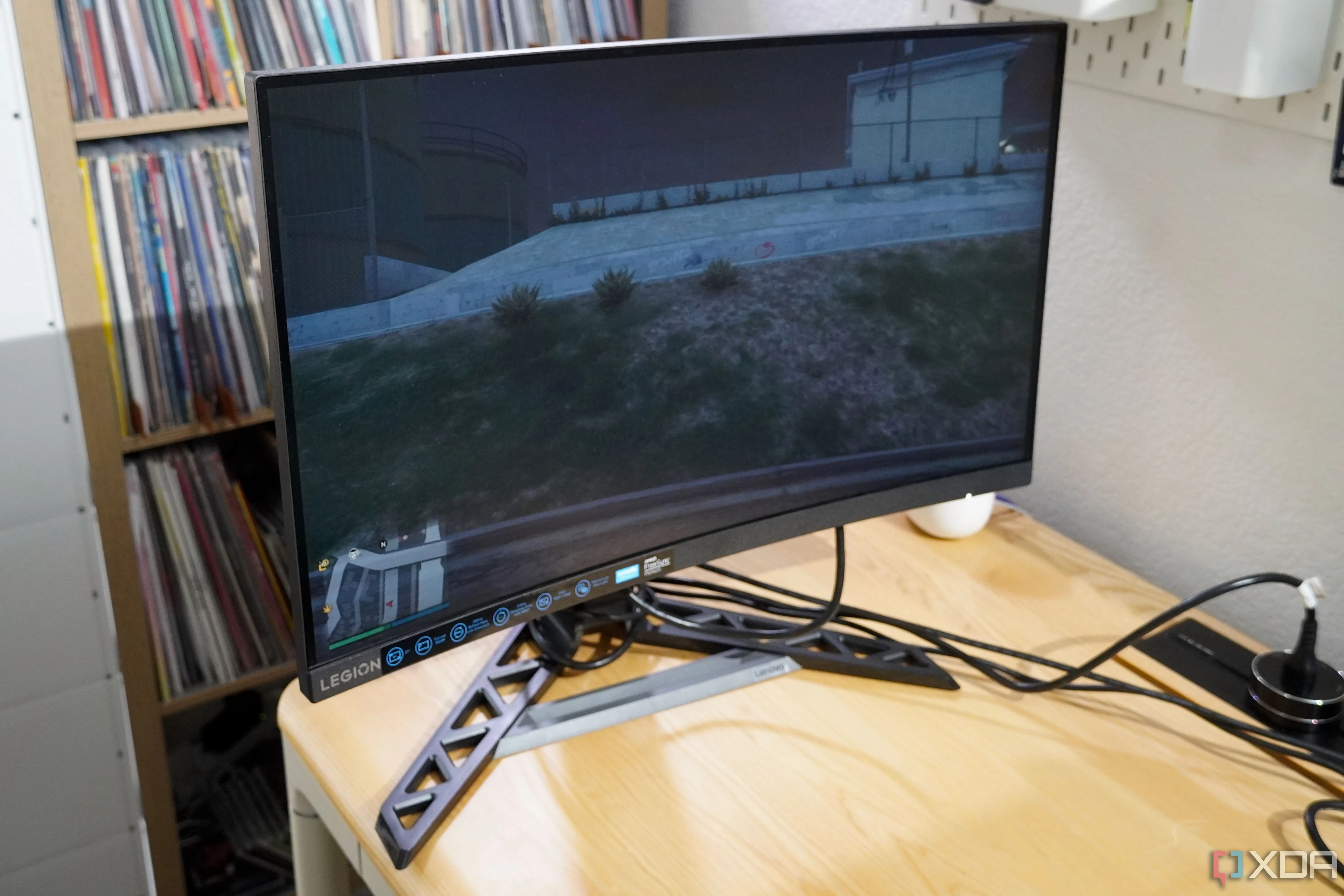 Màn hình cong Lenovo Legion với tần số quét cao trên bàn làm việc, tối ưu cho trải nghiệm chơi game tốc độ khung hình lớn