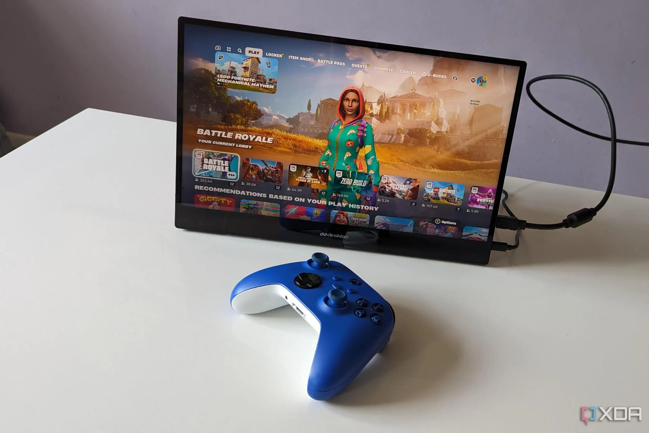 Màn hình di động Desklab kết nối với bộ điều khiển Xbox, hiển thị trò chơi Fortnite, minh họa khả năng giải trí di động.