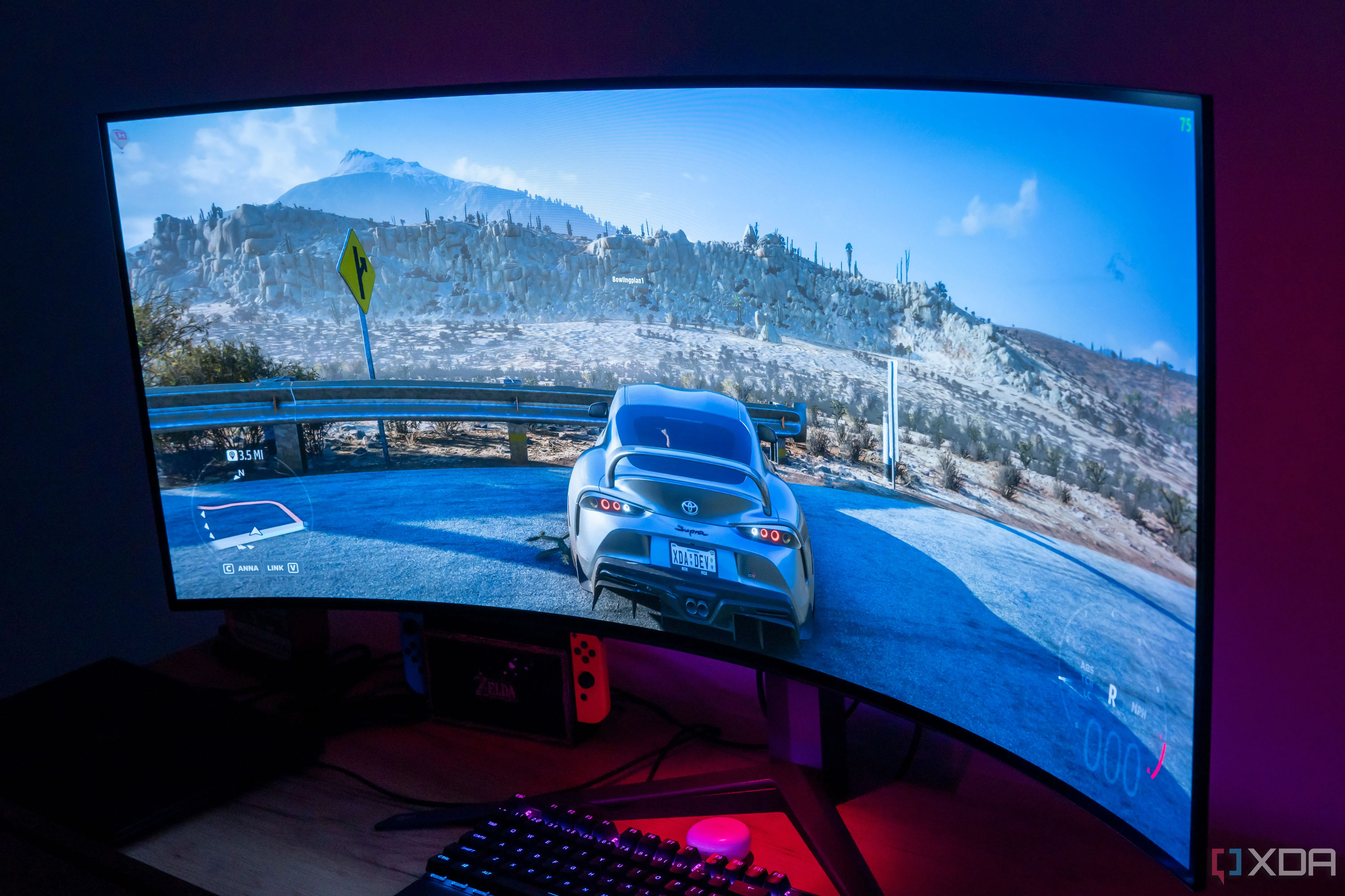 Màn hình gaming LG UltraGear 45GR95QE hiển thị game Forza Horizon 5