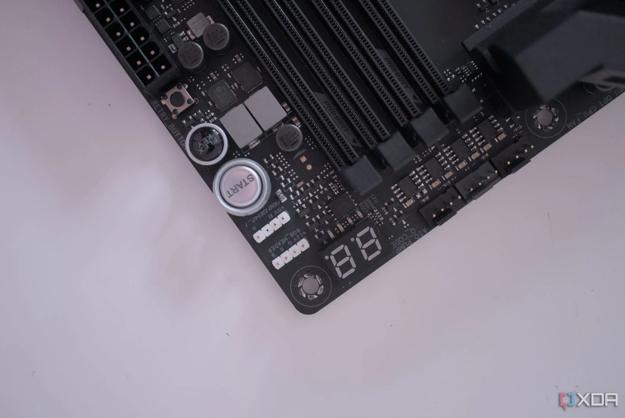 Màn hình hiển thị 7 đoạn debug LED trên bo mạch chủ ASUS ROG Crosshair X670E Hero