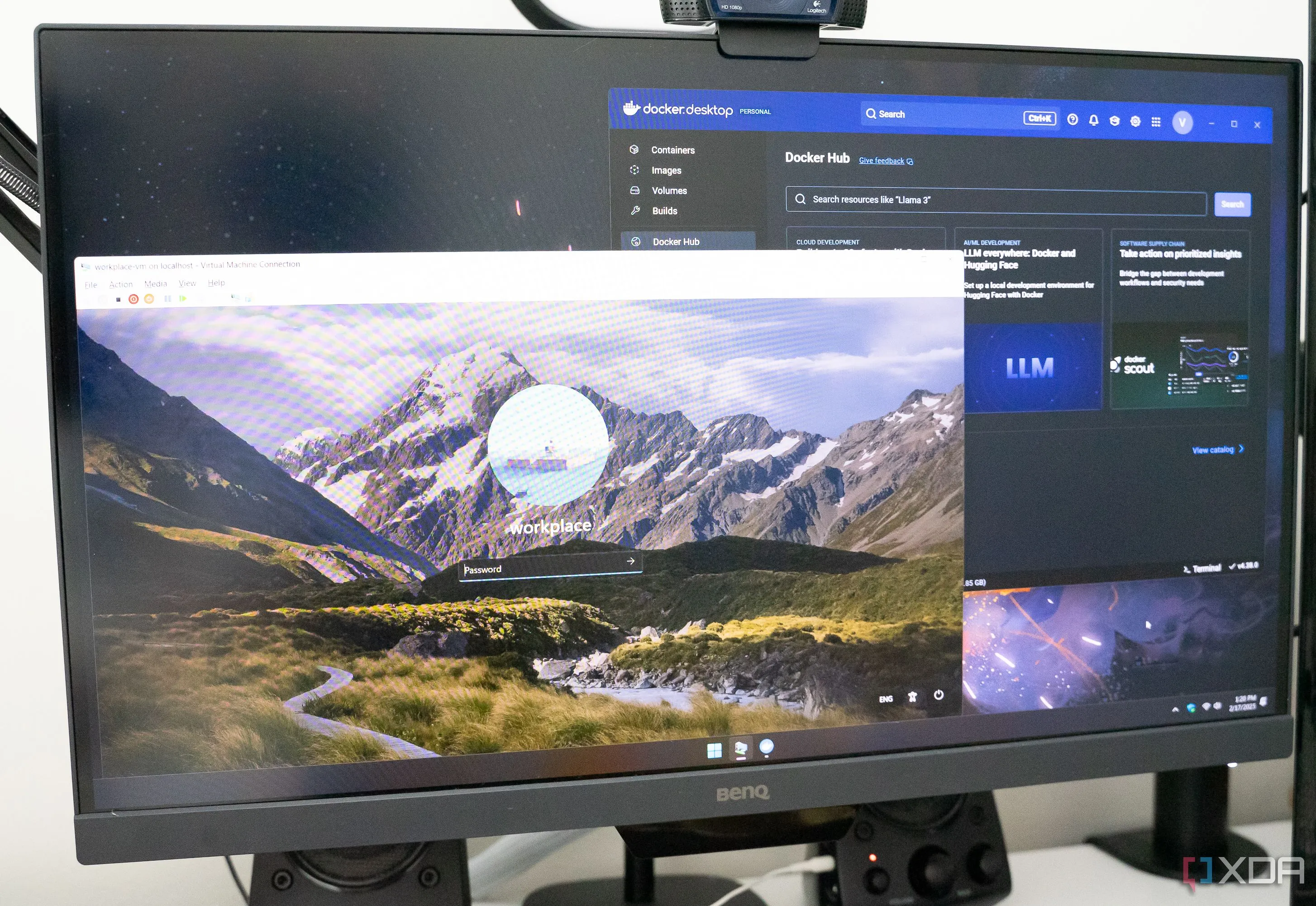 Màn hình hiển thị Docker và Hyper-V Manager chạy song song, minh họa việc sử dụng máy ảo và container đòi hỏi nhiều RAM