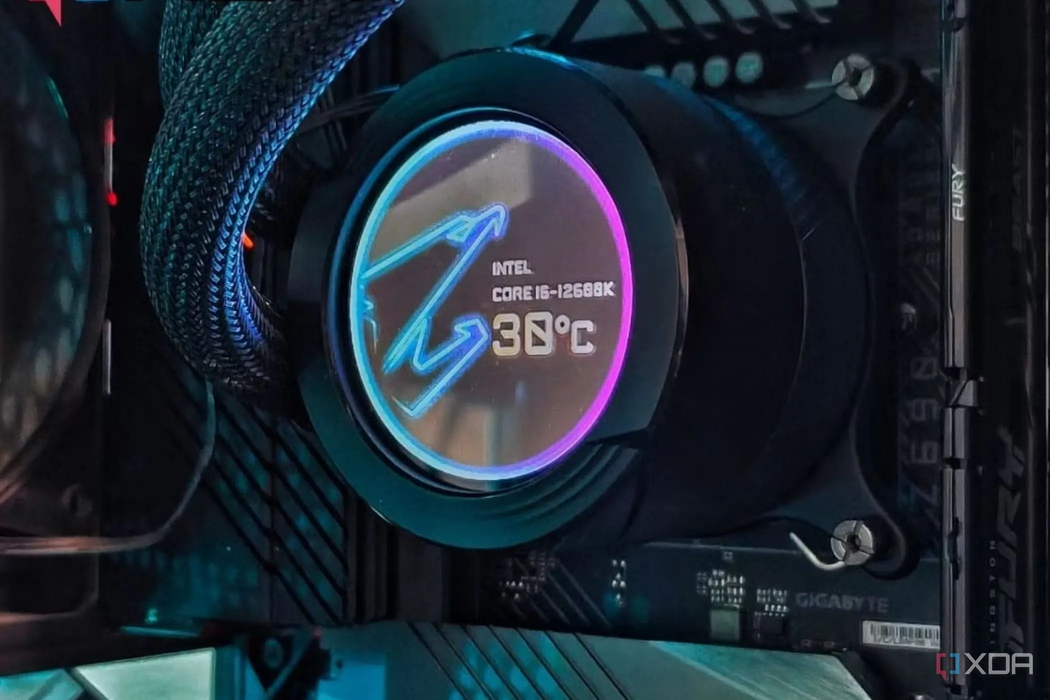 Màn hình hiển thị nhiệt độ CPU trên bộ tản nhiệt Gigabyte, cho thấy tình trạng hoạt động của bộ vi xử lý.