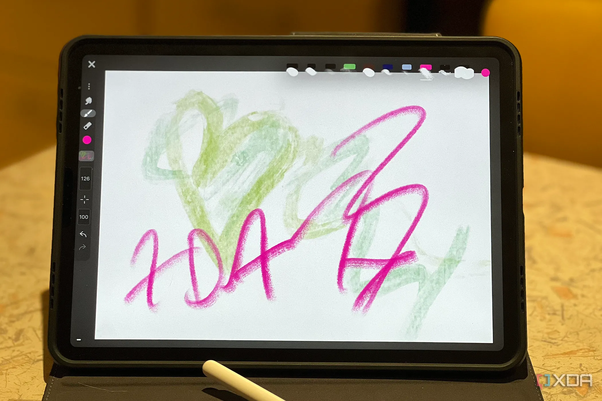 Màn hình iPad hiển thị ứng dụng iArtbook, cho thấy giao diện vẽ digital với nhiều lớp