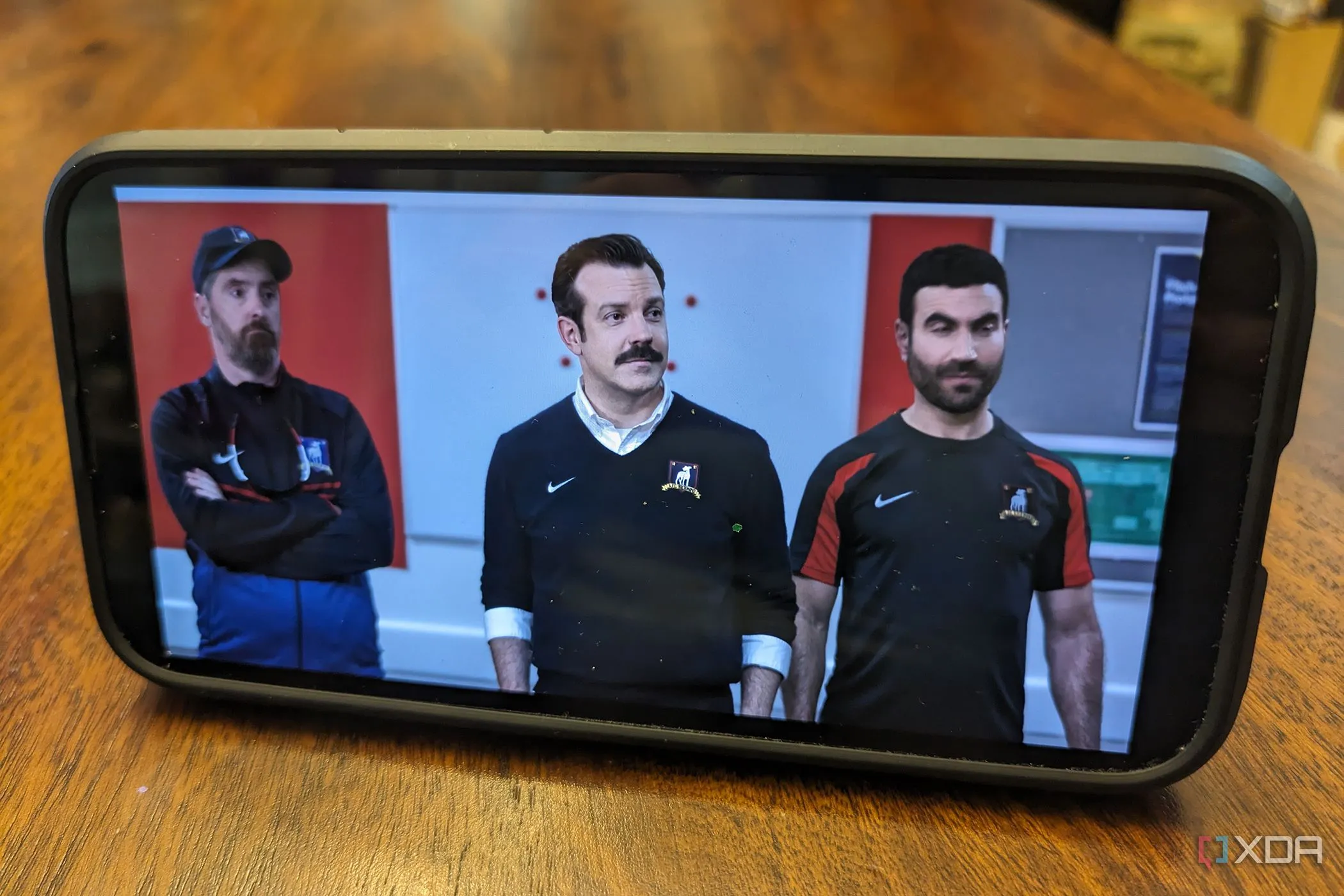 Màn hình iPhone hiển thị video đang phát trực tuyến, minh họa vấn đề giảm chất lượng stream