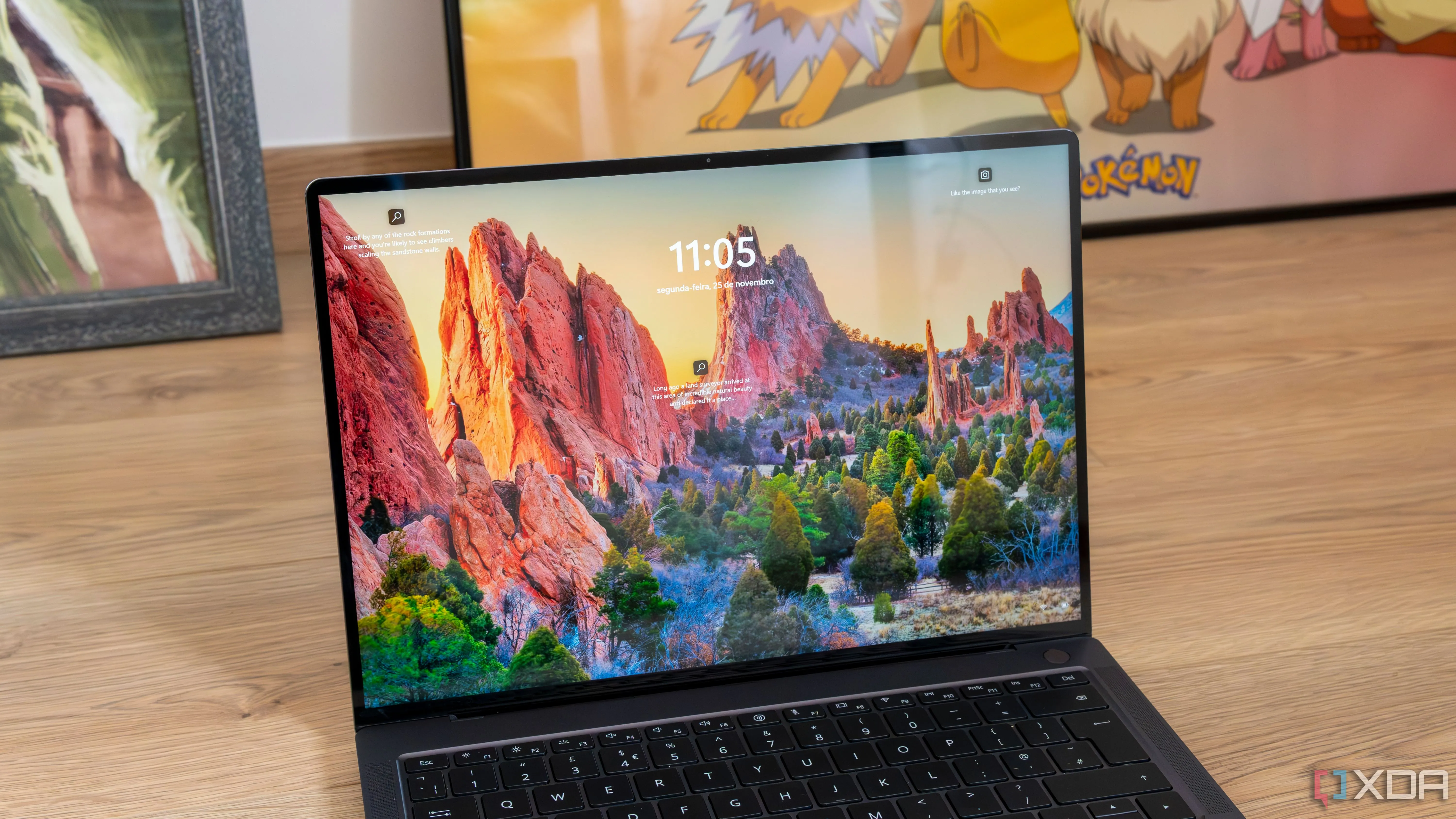 Màn hình khóa Windows 11 trên laptop, thể hiện khả năng tùy biến hệ thống