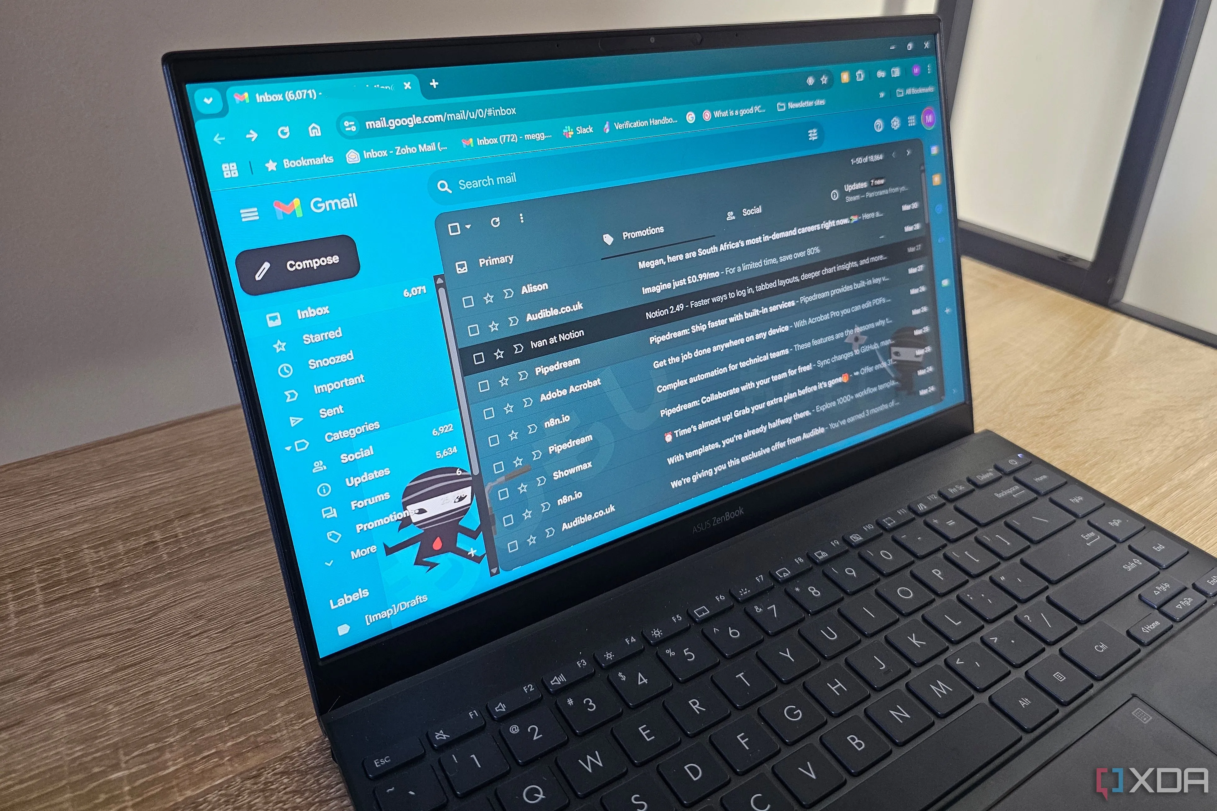 Màn hình laptop hiển thị giao diện hộp thư đến của Gmail