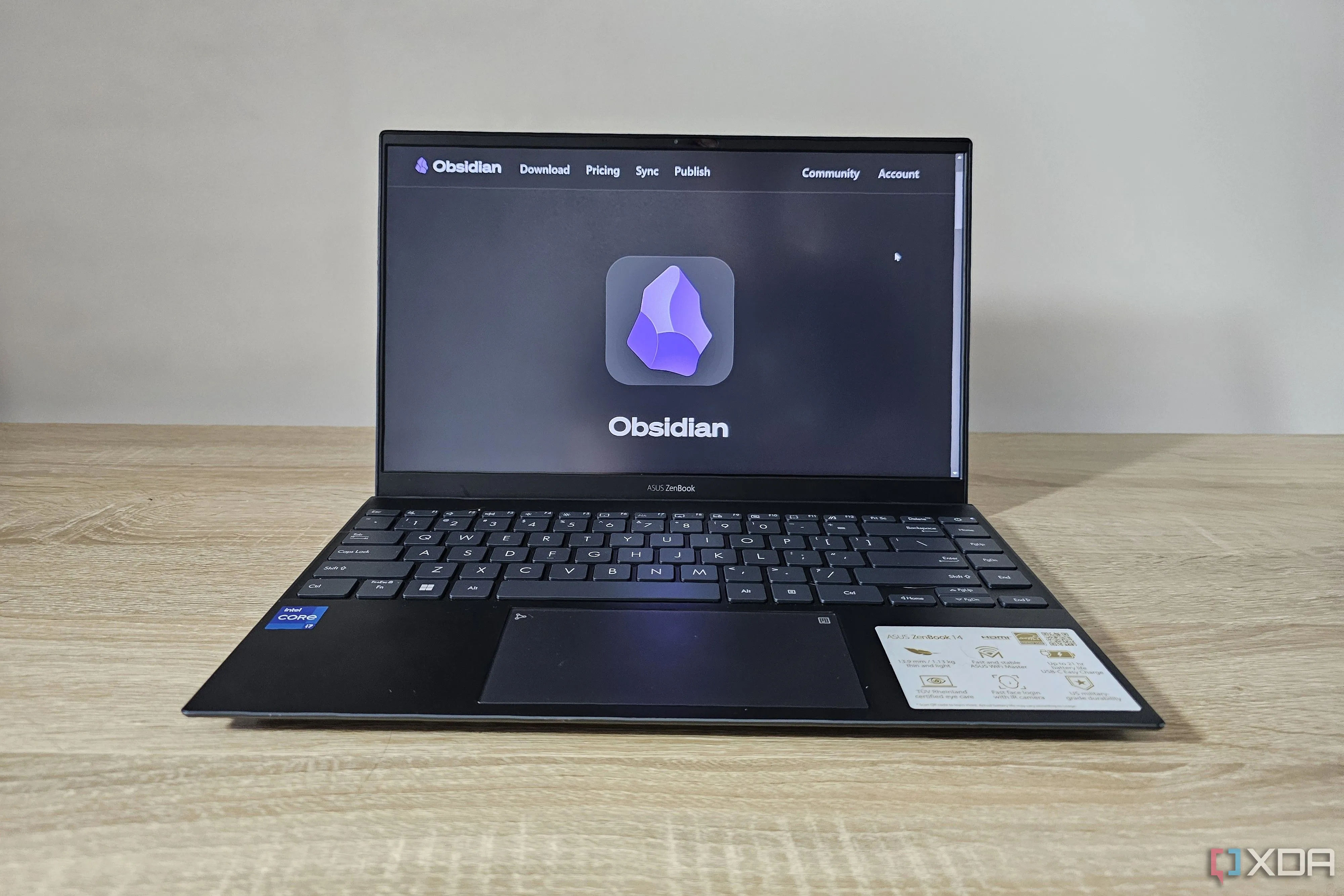 Màn hình laptop hiển thị trang web Obsidian, gợi nhắc các thủ thuật và tùy chỉnh để nâng cao trải nghiệm người dùng.