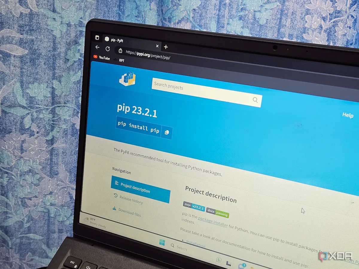 Màn hình laptop hiển thị trang web Python Package Index (PyPI), gợi nhắc về các công cụ Python tăng năng suất