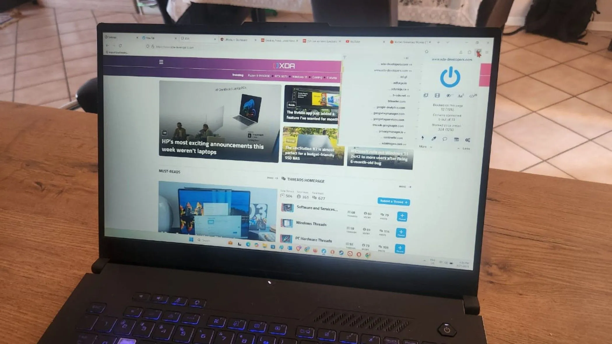 Màn hình laptop hiển thị trình duyệt LibreWolf, minh họa một lựa chọn thay thế Chrome tập trung vào quyền riêng tư