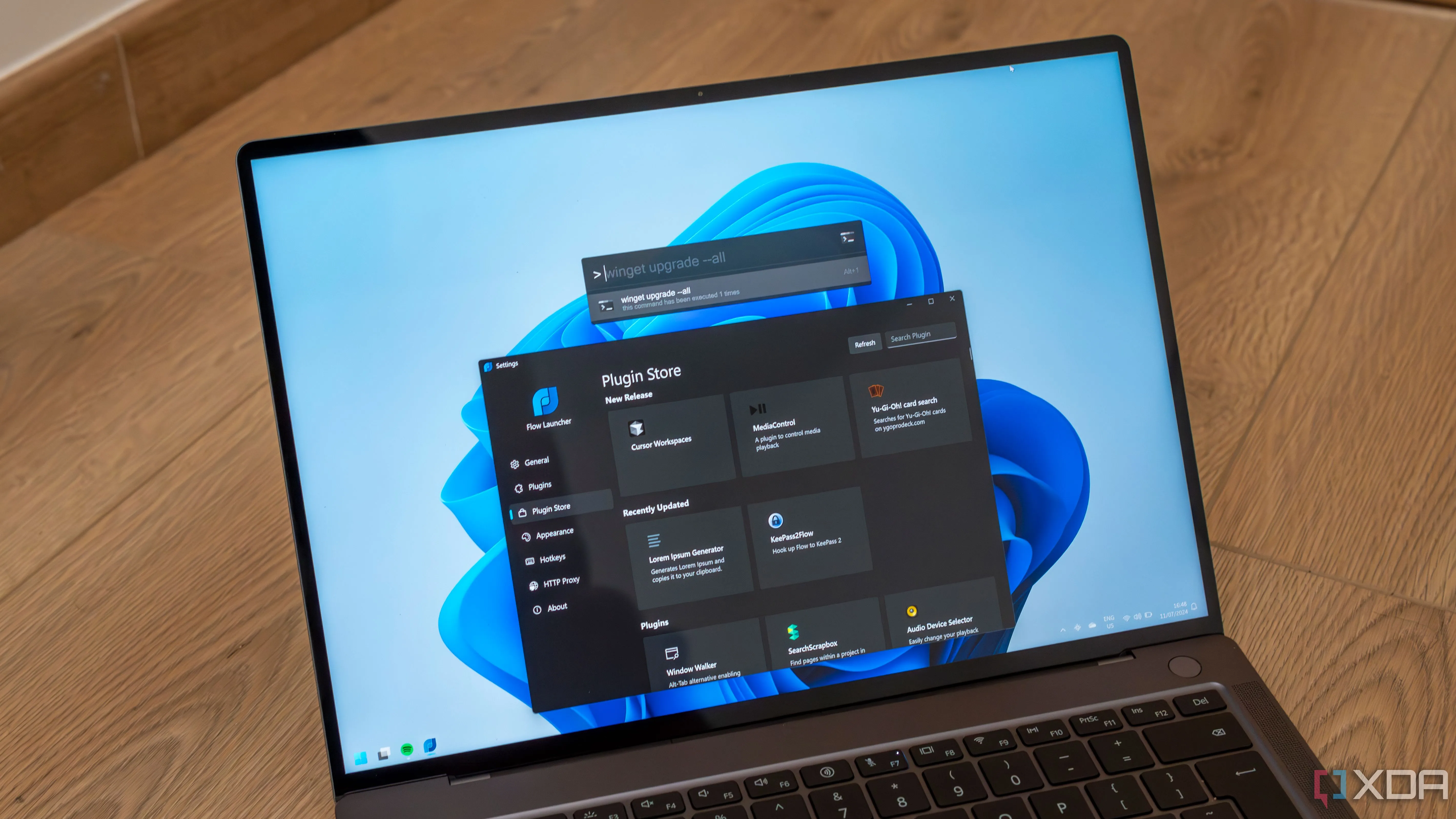 Màn hình laptop Windows 11 hiển thị cài đặt và thanh tìm kiếm của Flow Launcher, minh họa công cụ khởi chạy ứng dụng nhanh giúp tăng năng suất