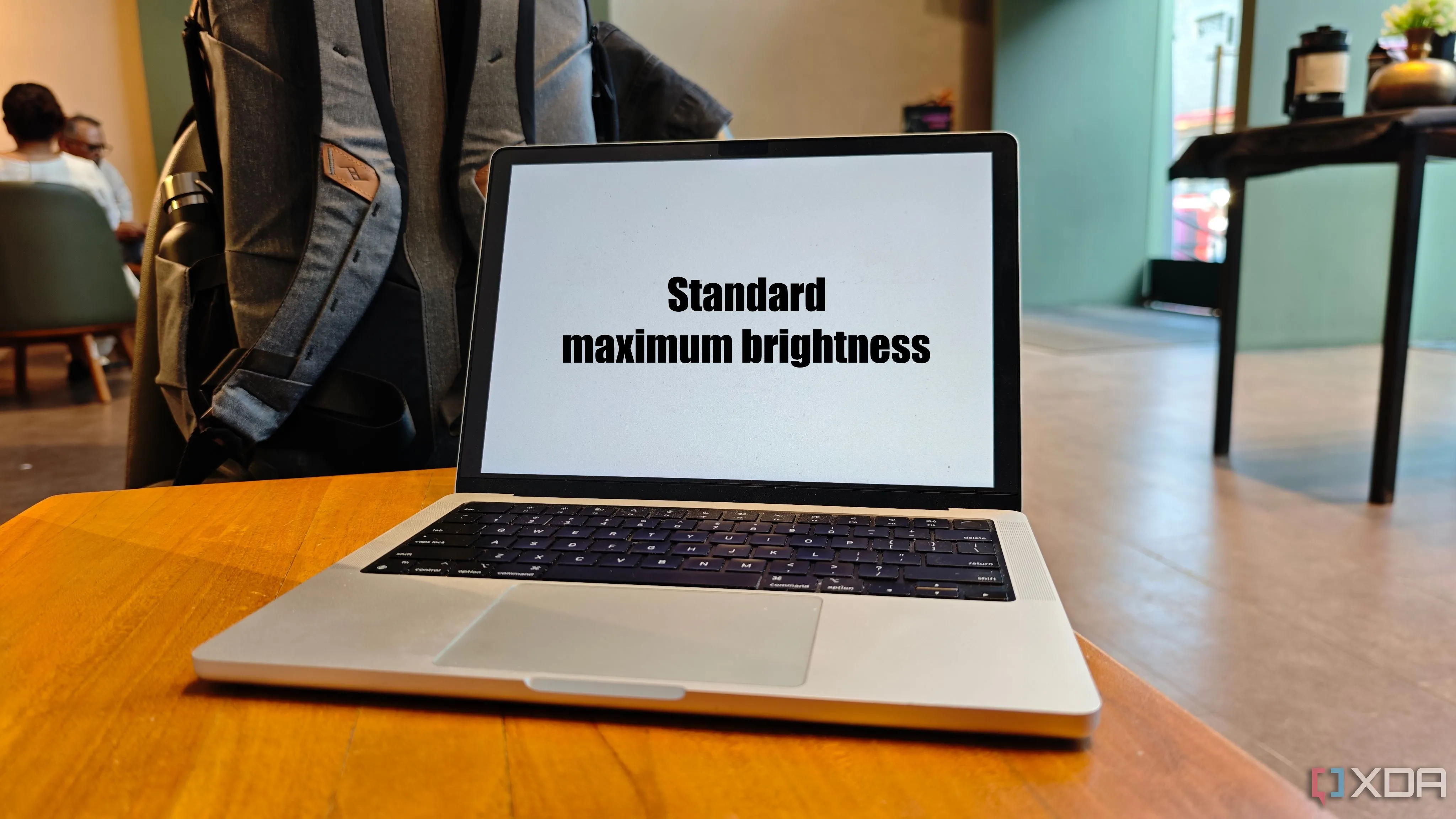 Màn hình MacBook Pro ở độ sáng cao thông thường
