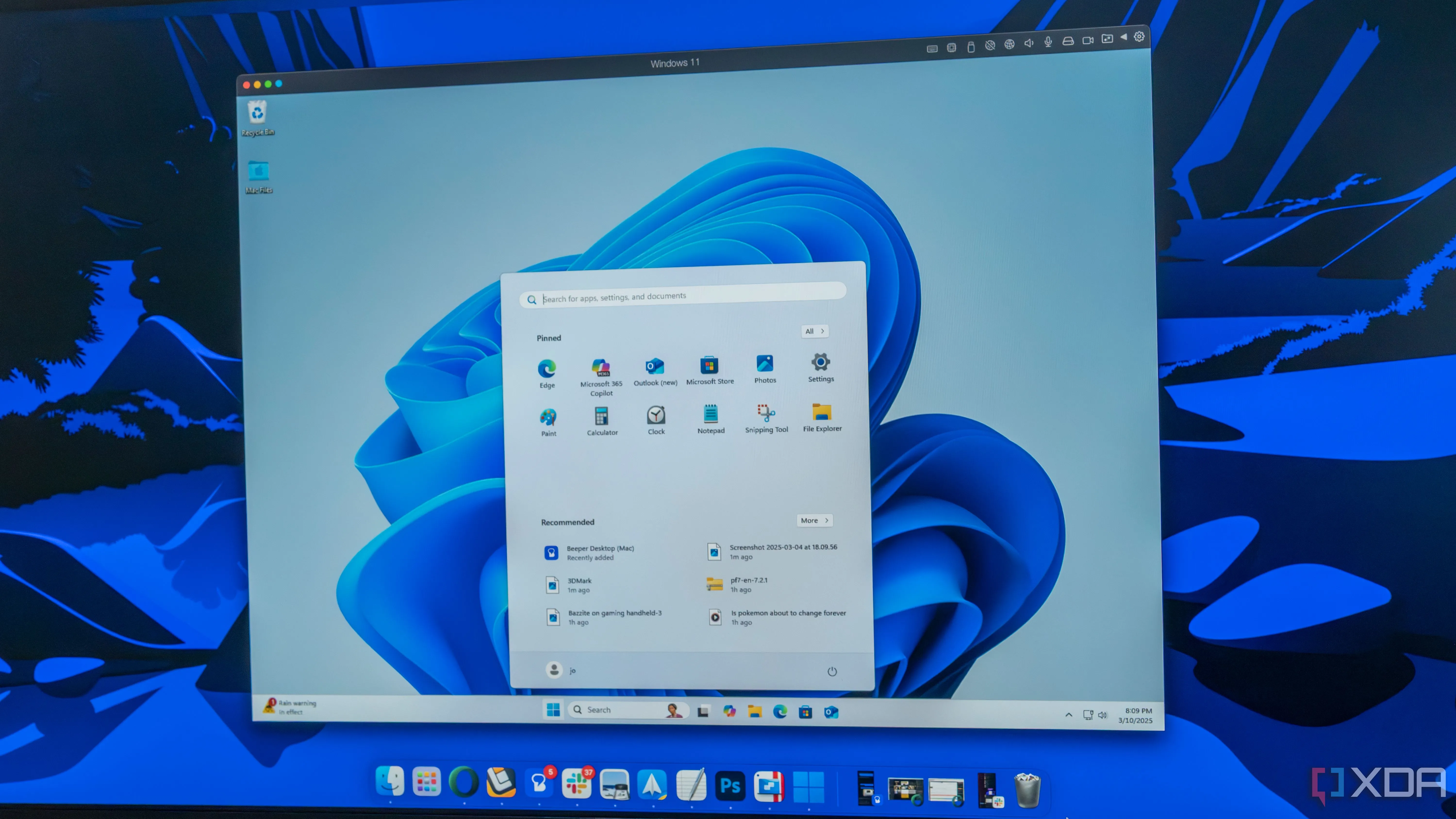 Màn hình máy tính hiển thị macOS với Windows 11 đang chạy trên Parallels Desktop, minh họa sự đa dạng nền tảng