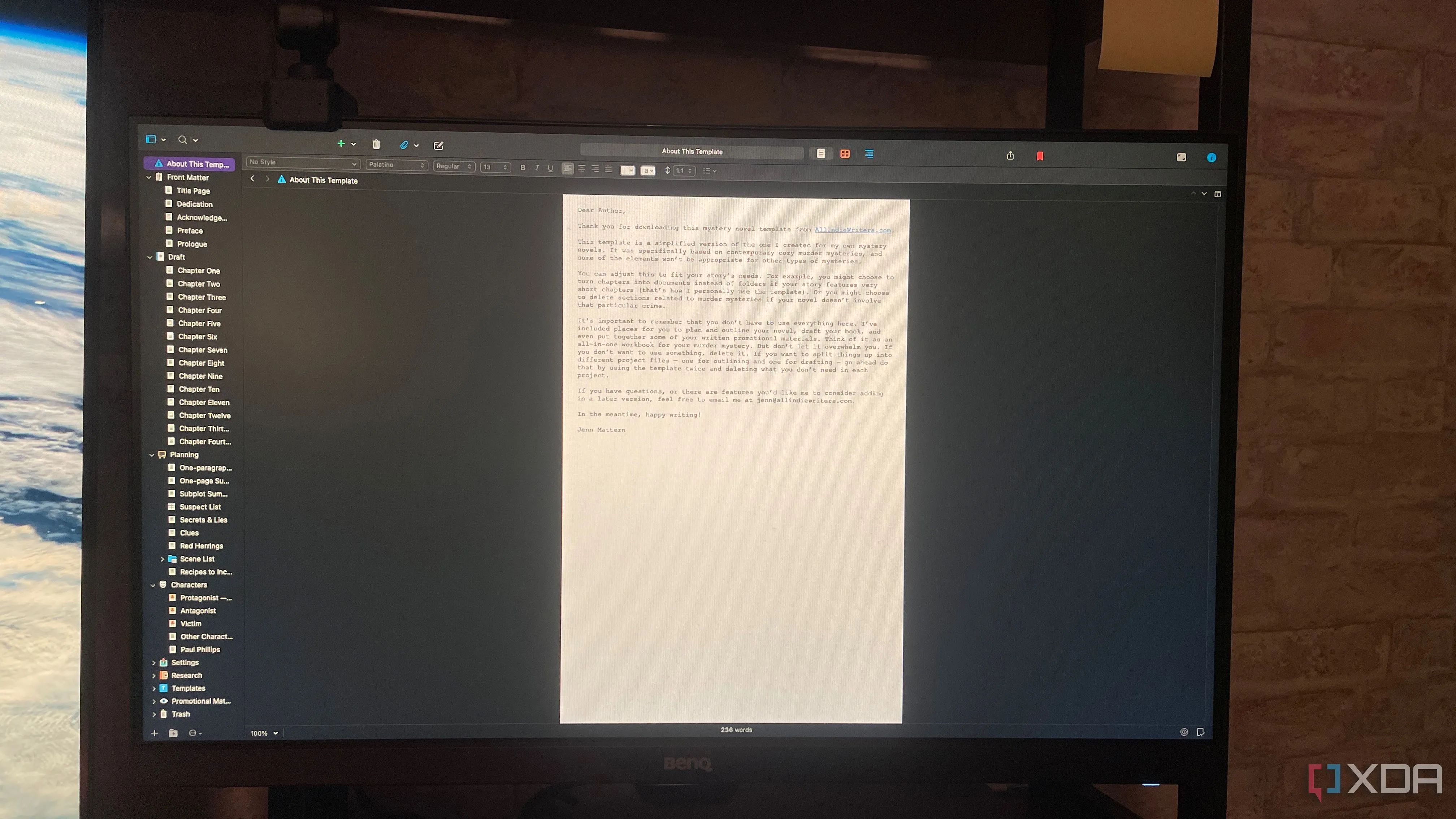 Màn hình máy tính hiển thị ứng dụng viết Scrivener đang hoạt động, gợi ý các lựa chọn phần mềm viết chuyên nghiệp