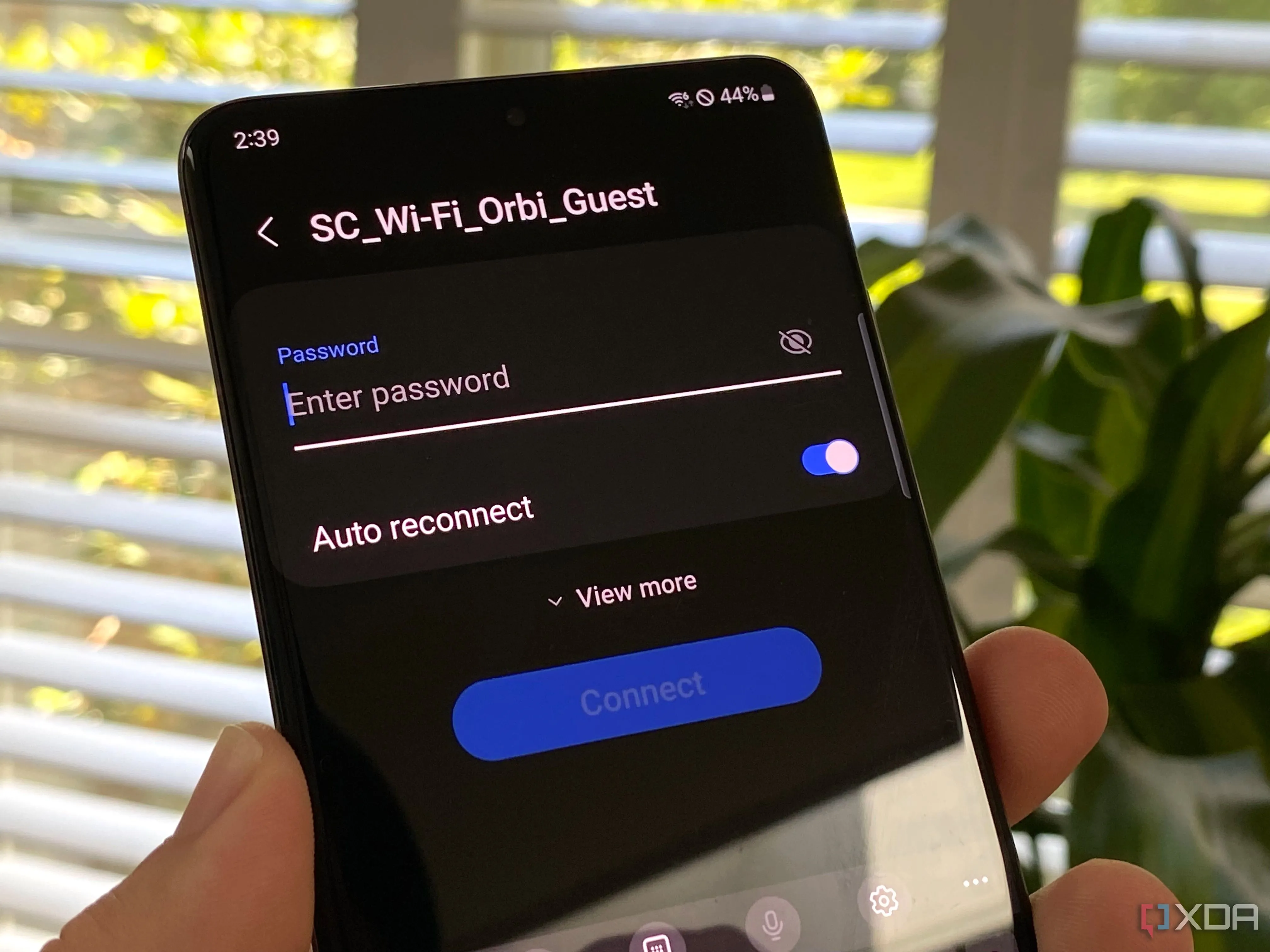 Màn hình nhập mật khẩu Wi-Fi trên điện thoại Samsung Galaxy S20, nhấn mạnh rằng mật khẩu chỉ là một phần của bảo mật mạng không dây