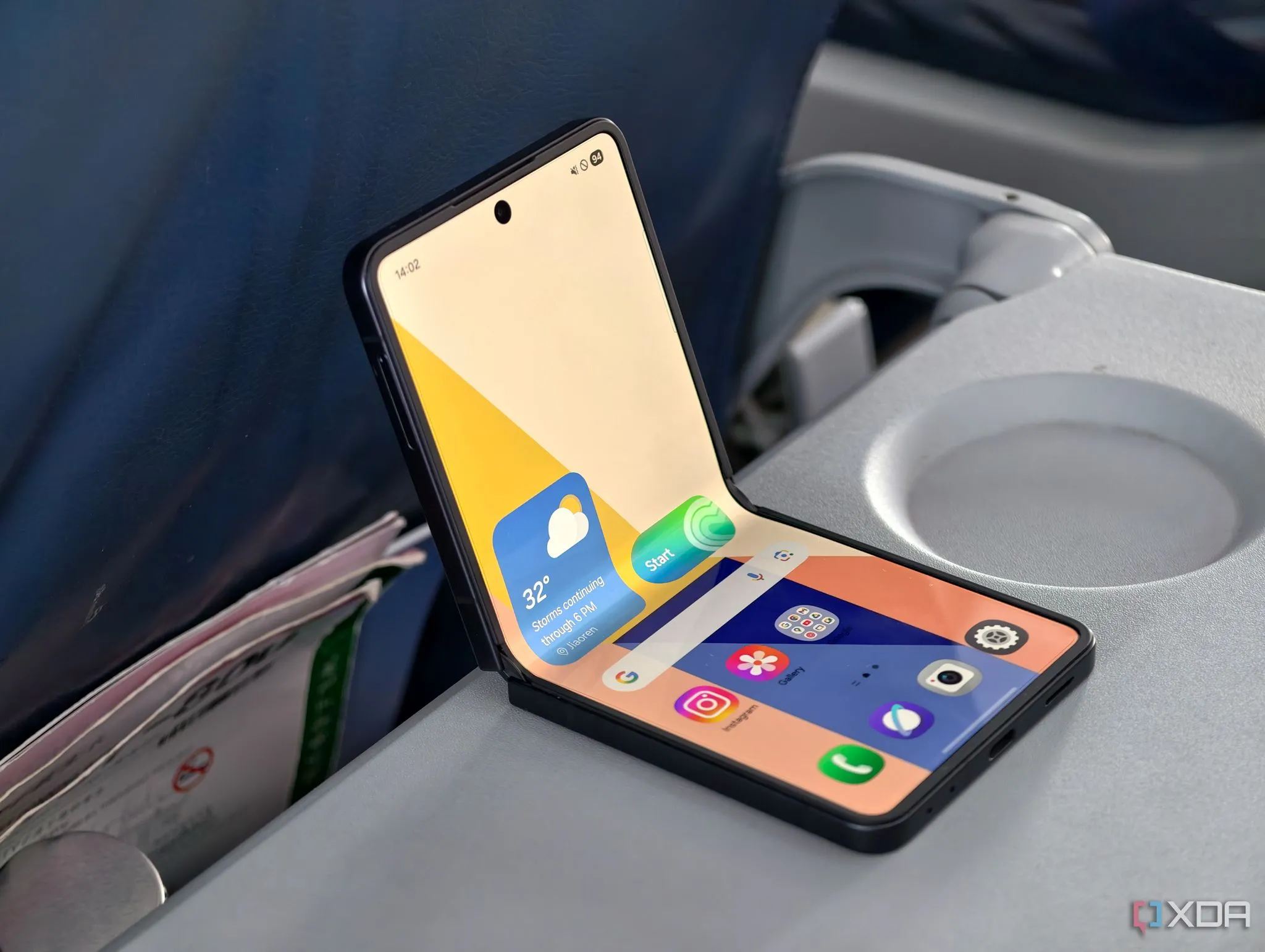 Màn hình phụ lớn 4.1 inch trên Samsung Galaxy Z Flip 7 hiển thị thông báo