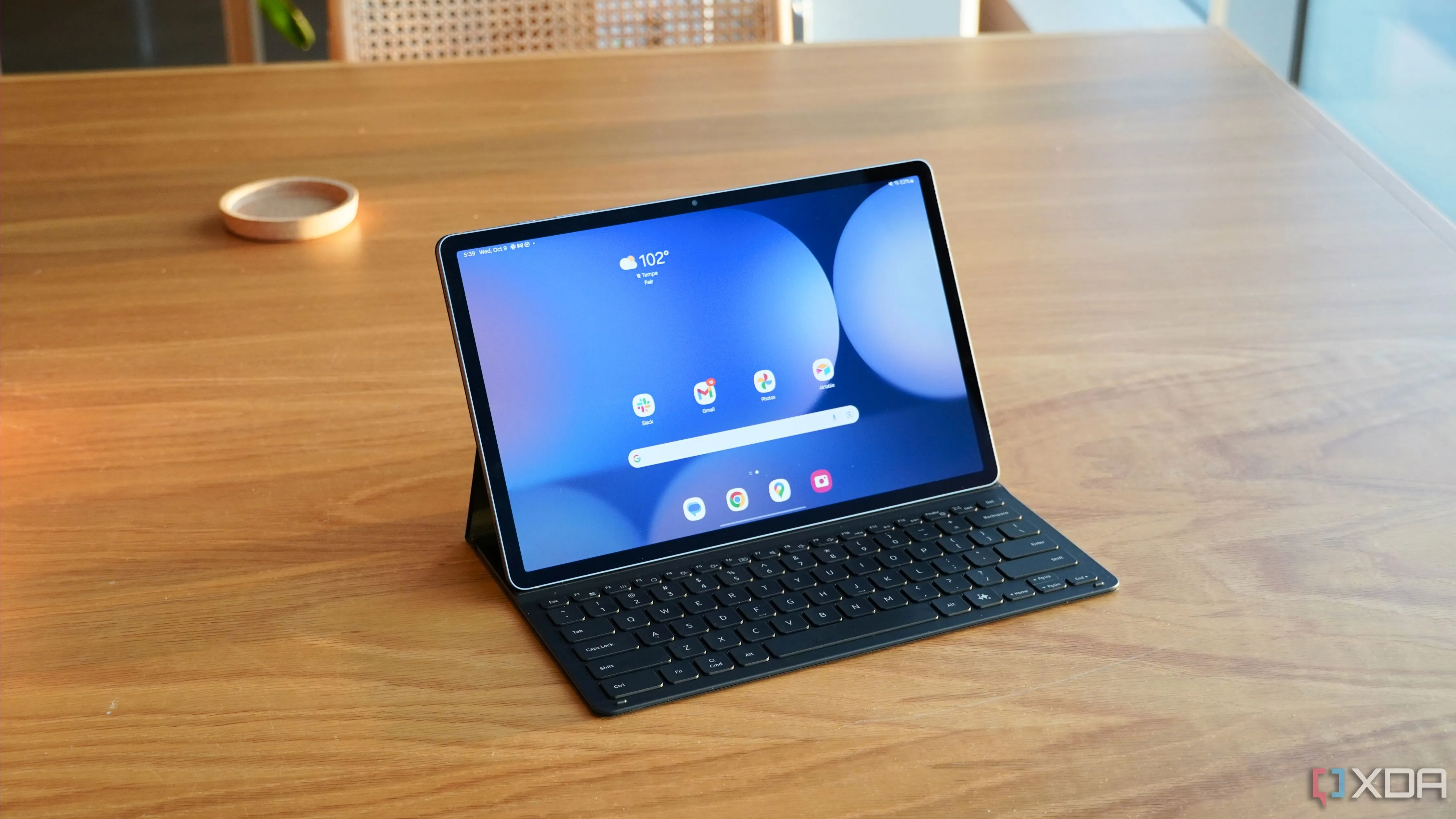Màn hình Samsung Galaxy Tab S10+ hiển thị nội dung sống động, đặt trên bàn làm việc