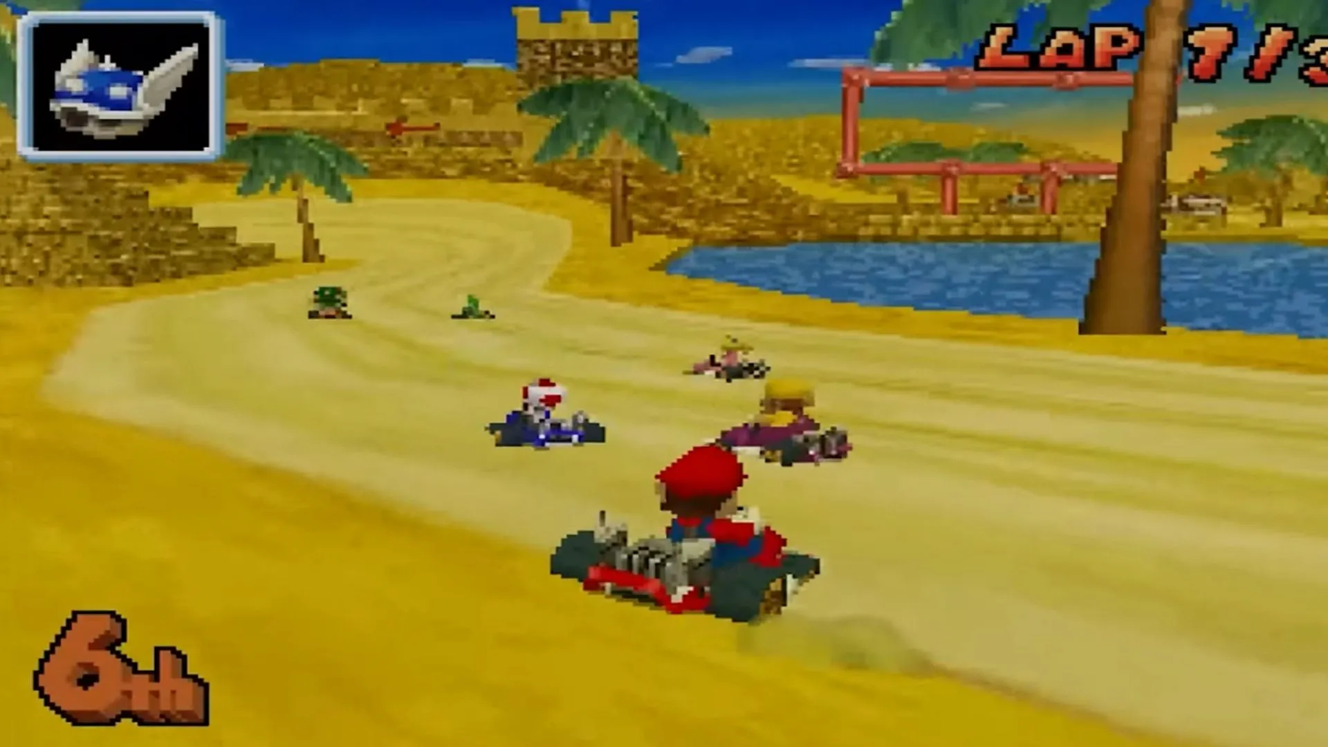 Màn hình trò chơi Mario Kart DS, Mario đang đua xe và bị tấn công bởi vật phẩm Blue Shell