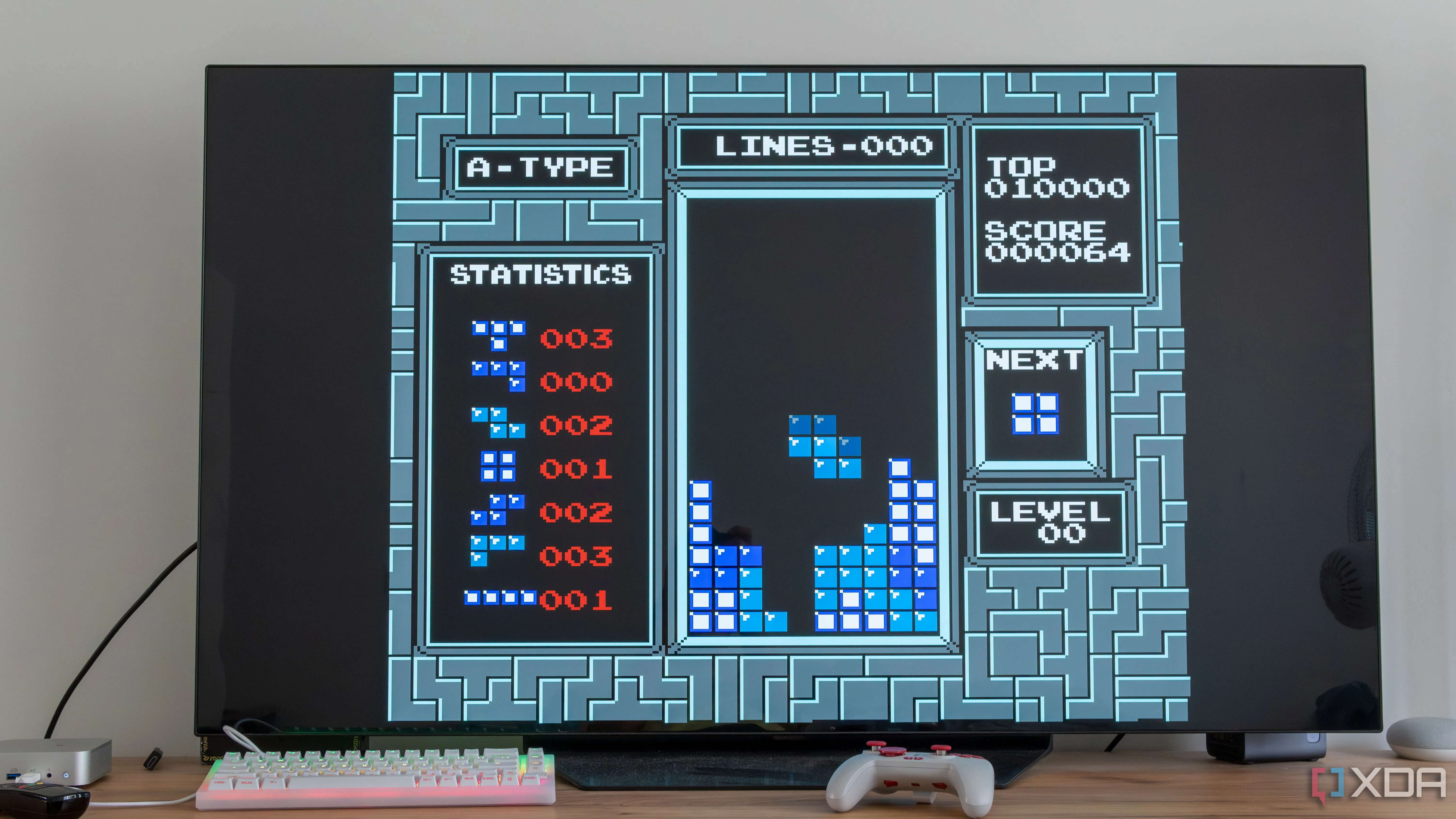 Màn hình TV hiển thị game Tetris chạy trên giả lập EmulationStation, tái hiện trải nghiệm game retro