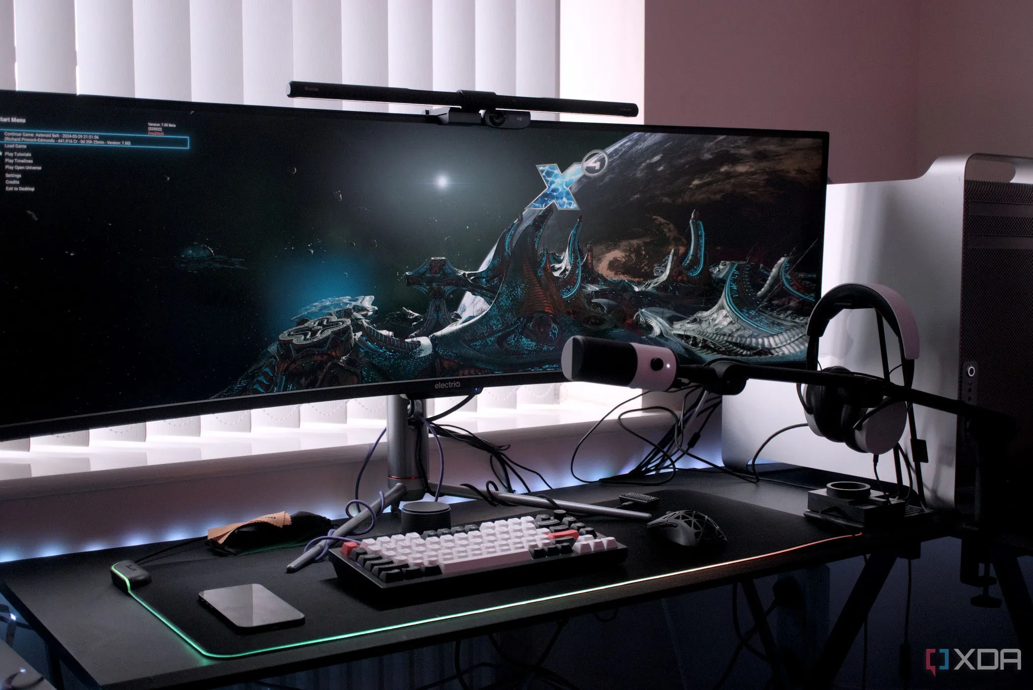Màn hình ultrawide hiển thị game X4: Foundations, thể hiện trải nghiệm chơi game với Intel Arc B570